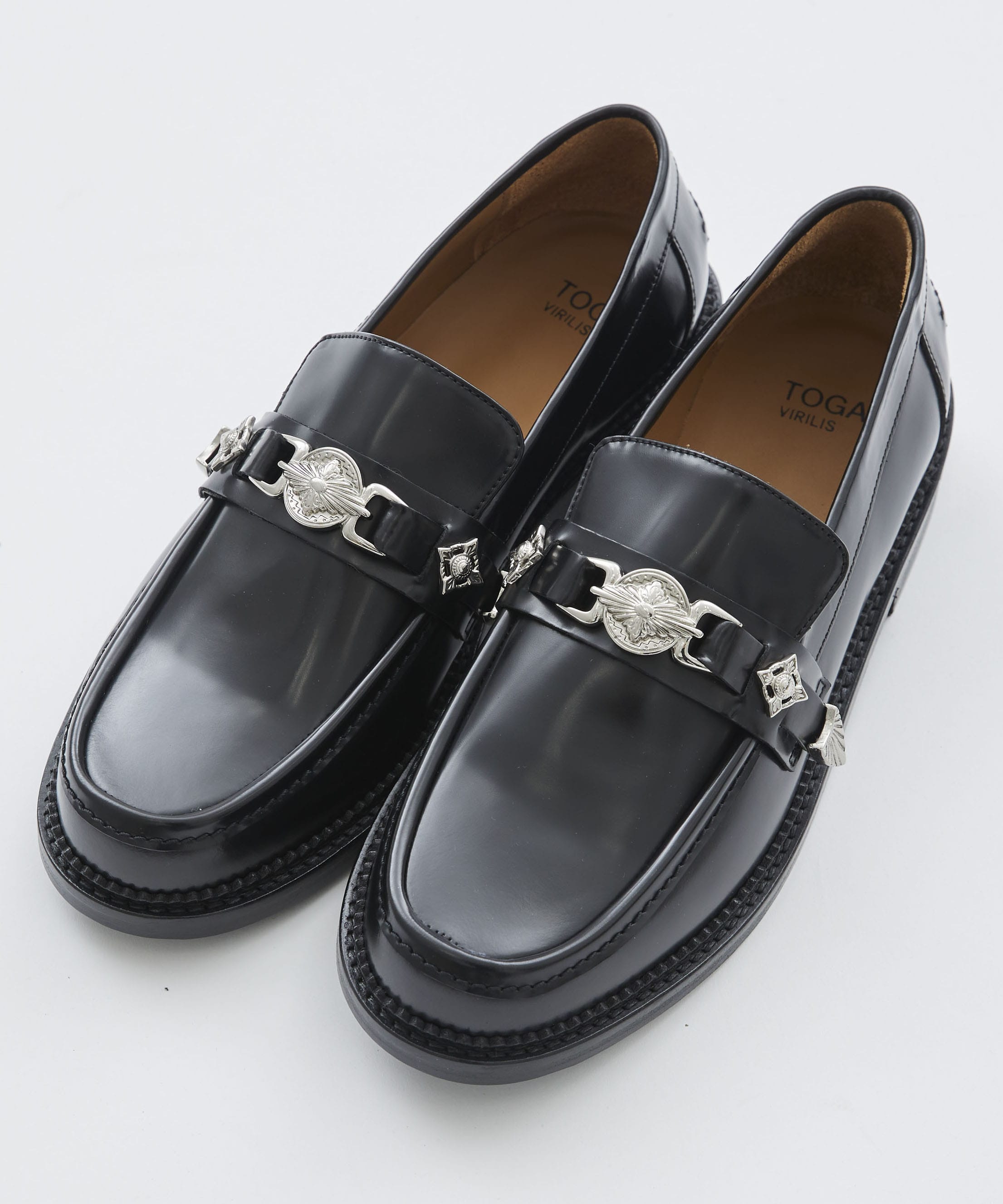 カラーblacktoga virilis metal loafer black polido