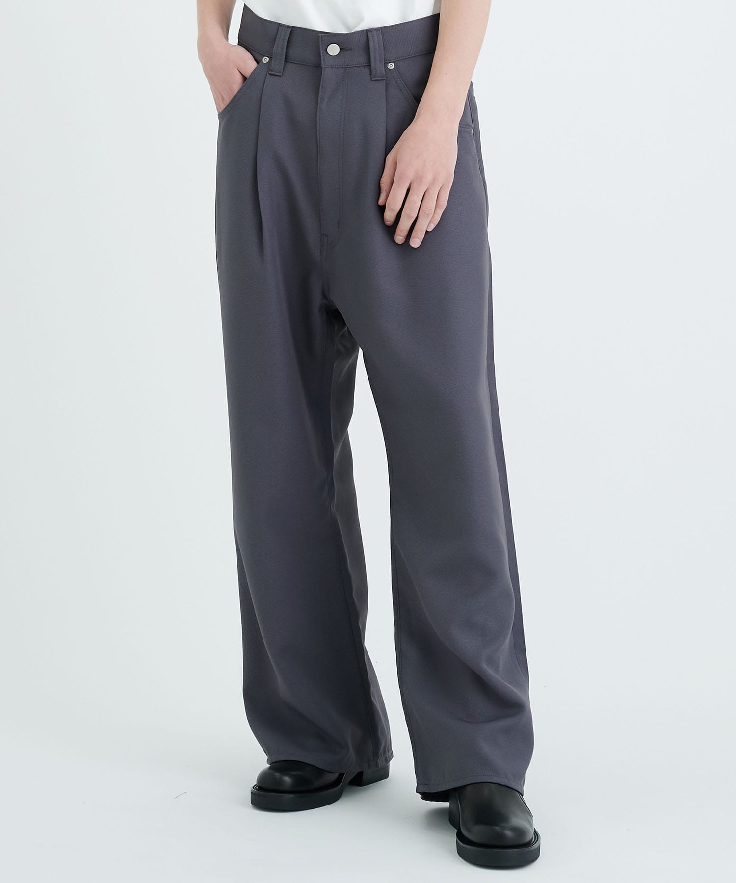 WIDE ONE TUCK STRAIGHT PANTS