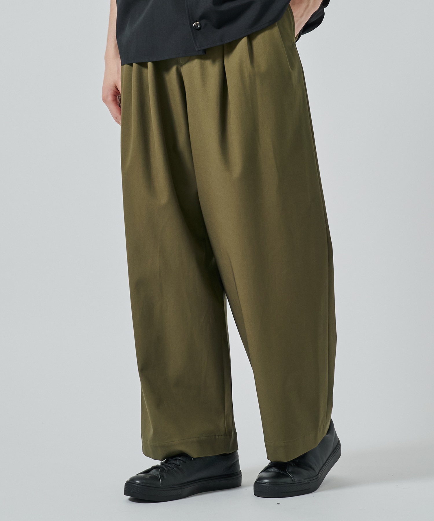 お歳暮 2024 別注〉TRIPLE PLEATED WIDE TROUSERS | MARKA MARKAWARE パンツ