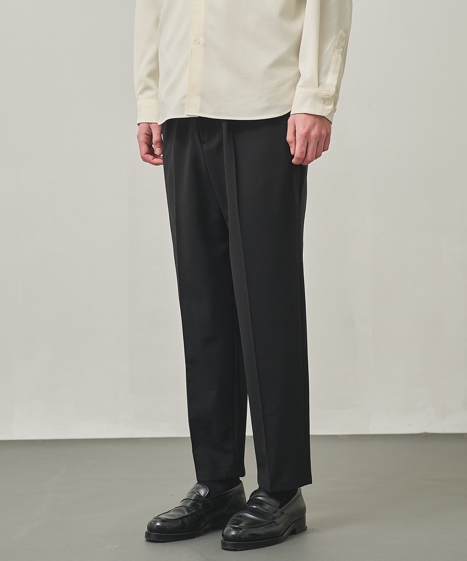 SUMMER WOOL TAPERED SLACKS｜STUDIOUS