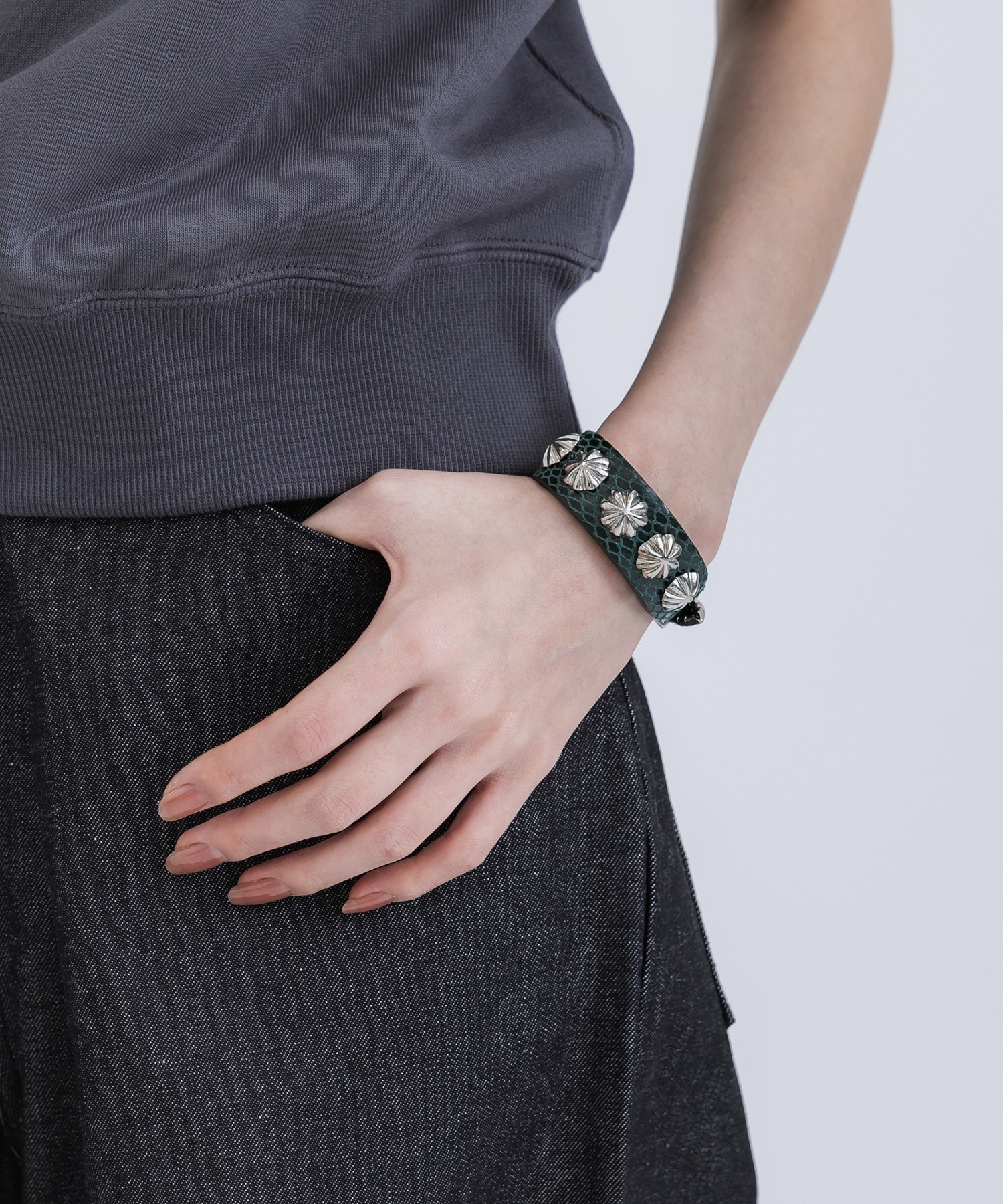 Concho leather bangle(FREE BLACK): TOGA PULLA: WOMENS｜ STUDIOUS 