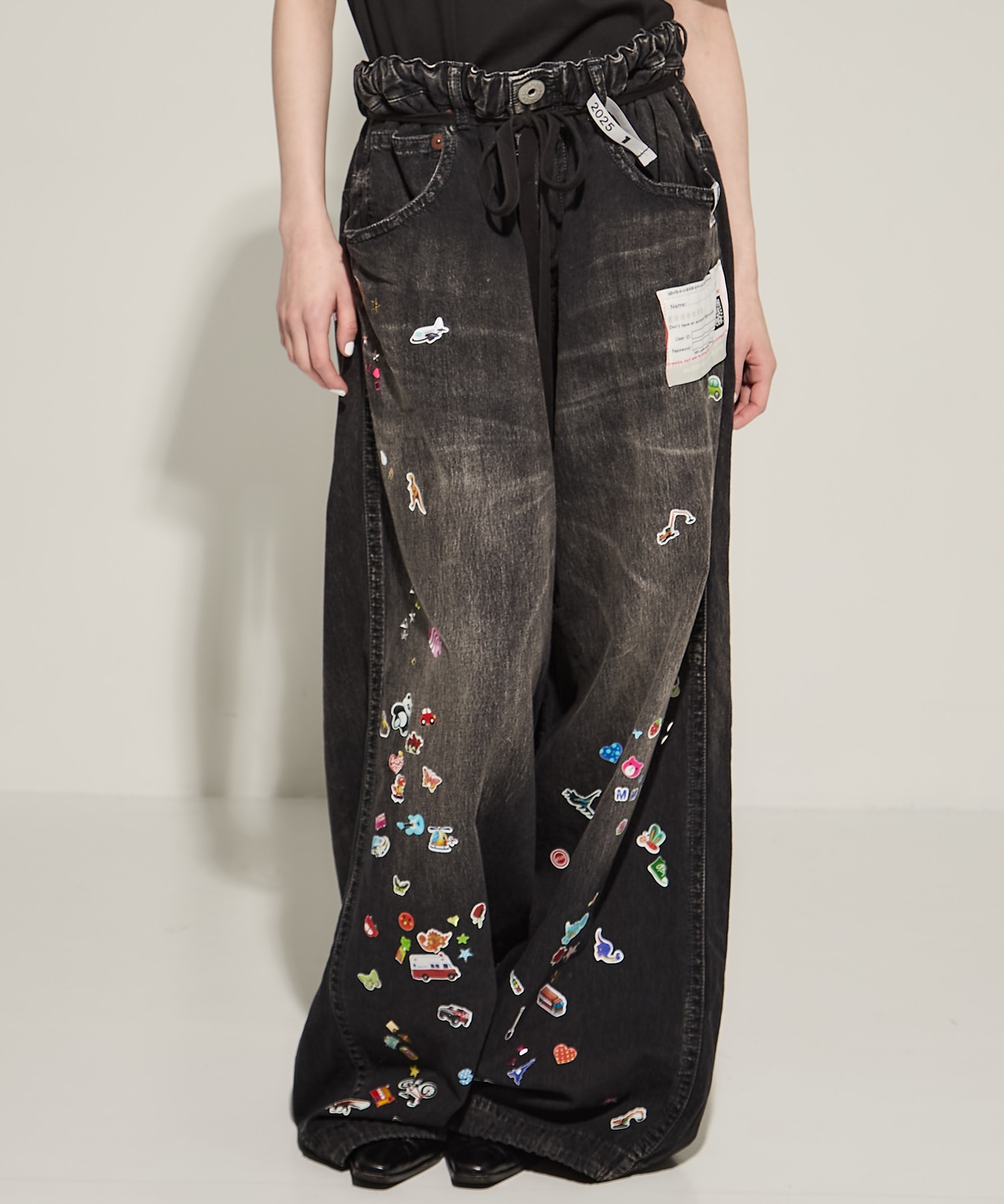 【国内買付】MIHARAYASUHIRO Sticker Printed Huge デニムパンツ HUGE DETAIL STICKER JEANS(38 BLACK): Maison MIHARA YASUHIRO