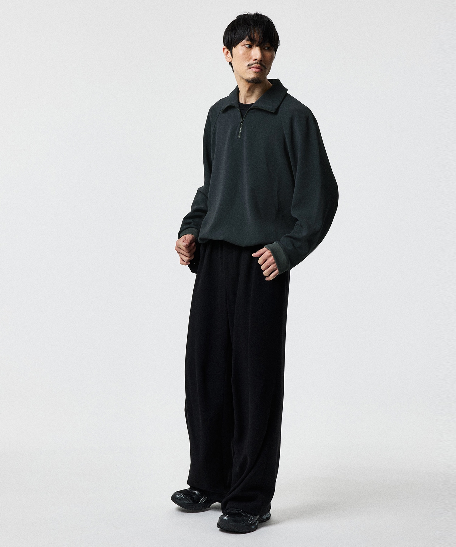 ESSENTIAL HALF ZIP SWEAT SHIRTS STUDIOUS