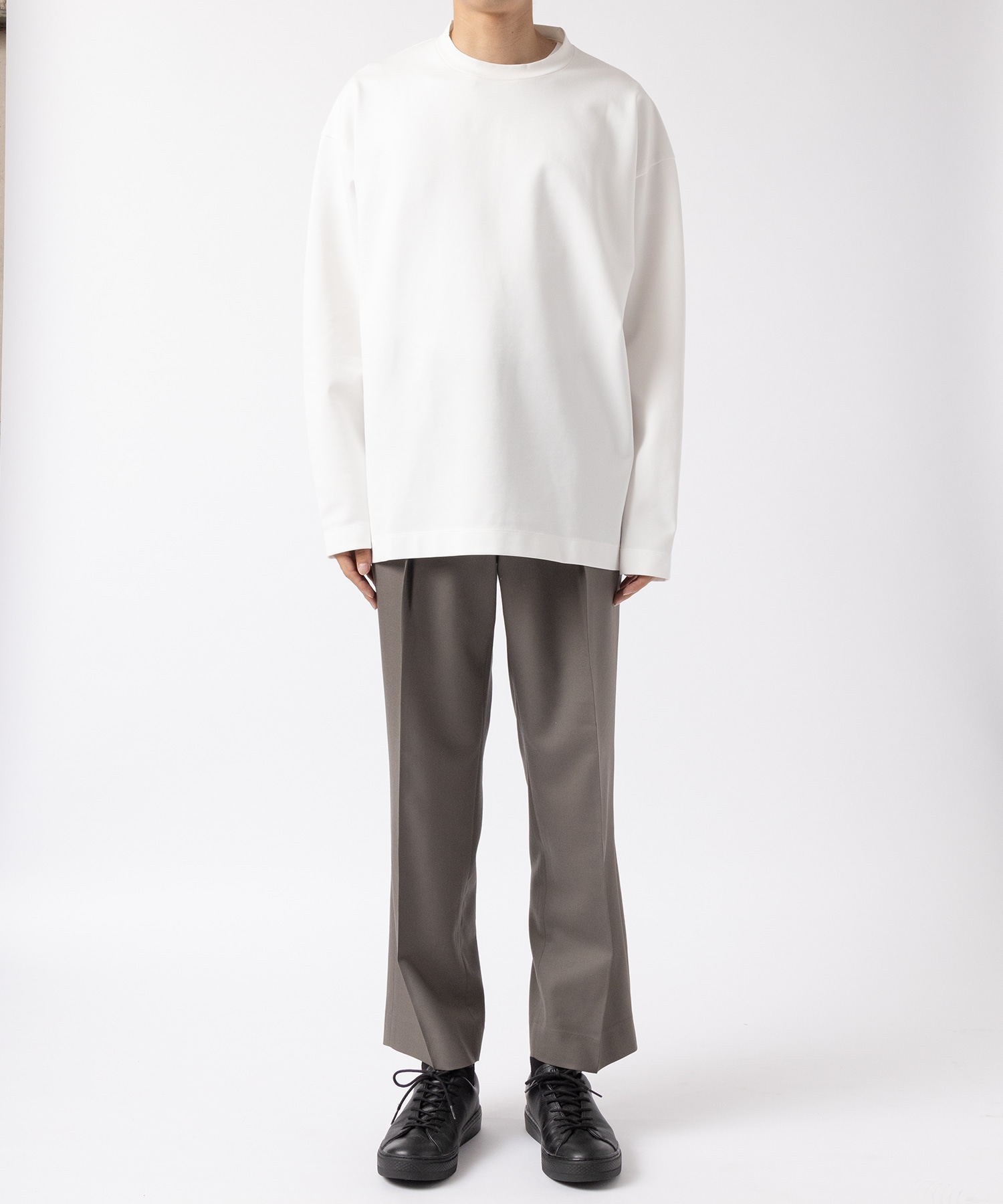 ONE TUCK TAPERED TROUSERS MARKAWARE/marka