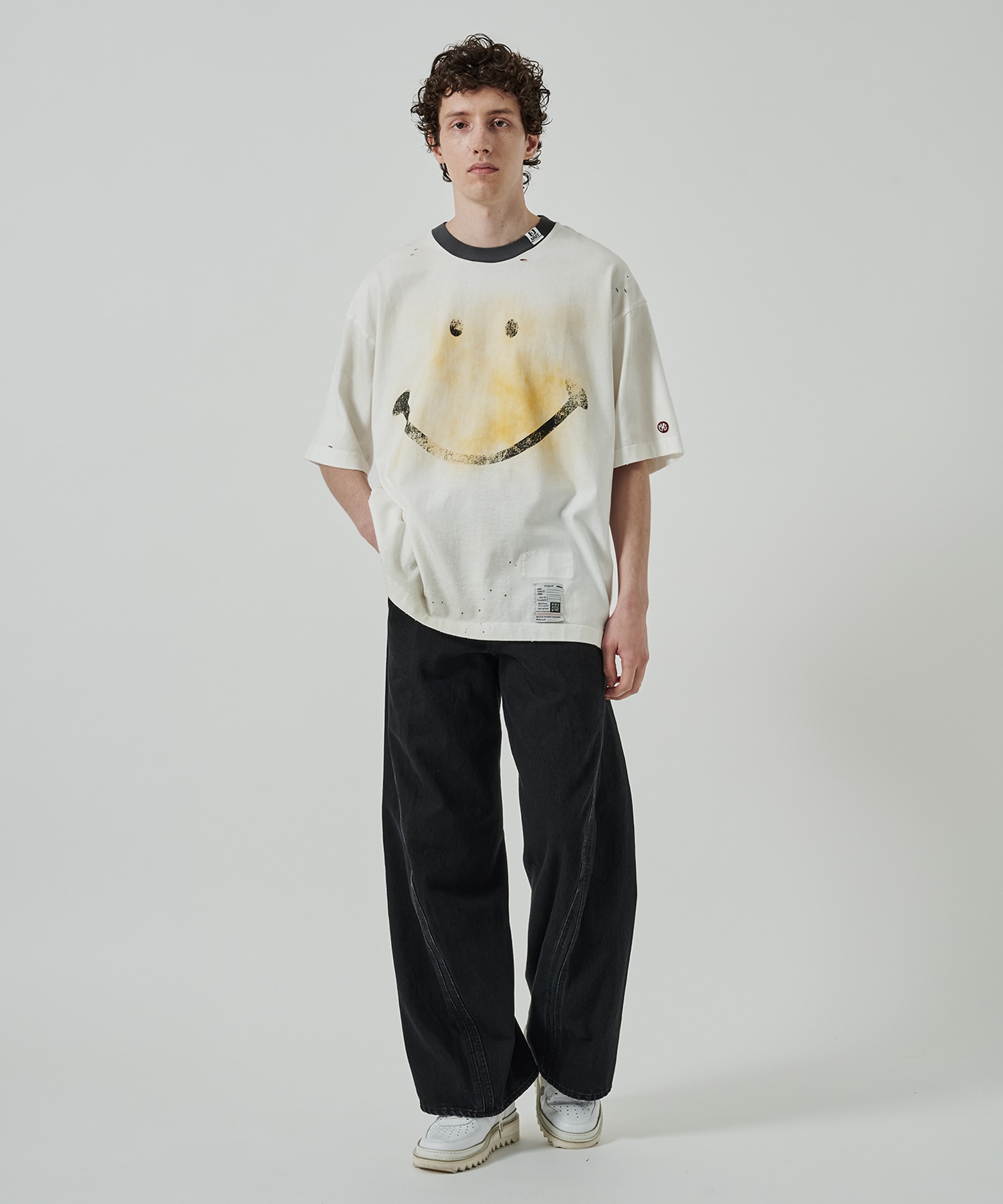 SMILY FACE PRINTEDDISTRESSED TEE Maison MIHARA YASUHIRO