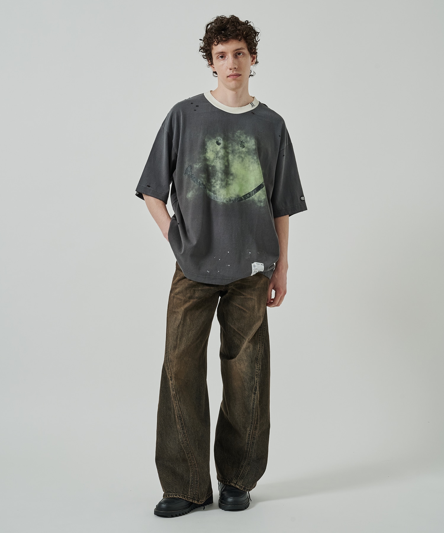 SMILY FACE PRINTEDDISTRESSED TEE Maison MIHARA YASUHIRO