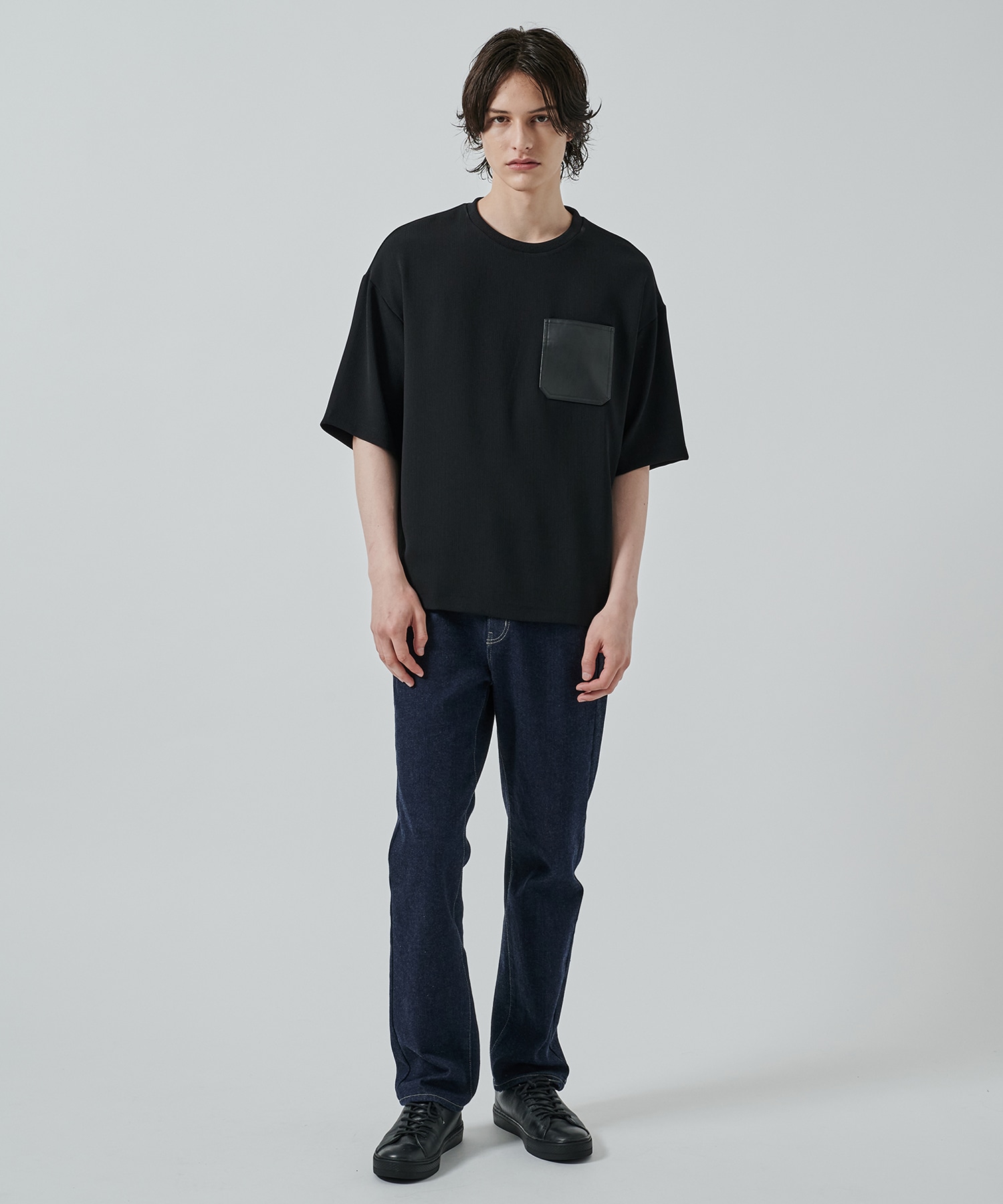 DRY DOBBY LEATHER POCKET TEE STUDIOUS