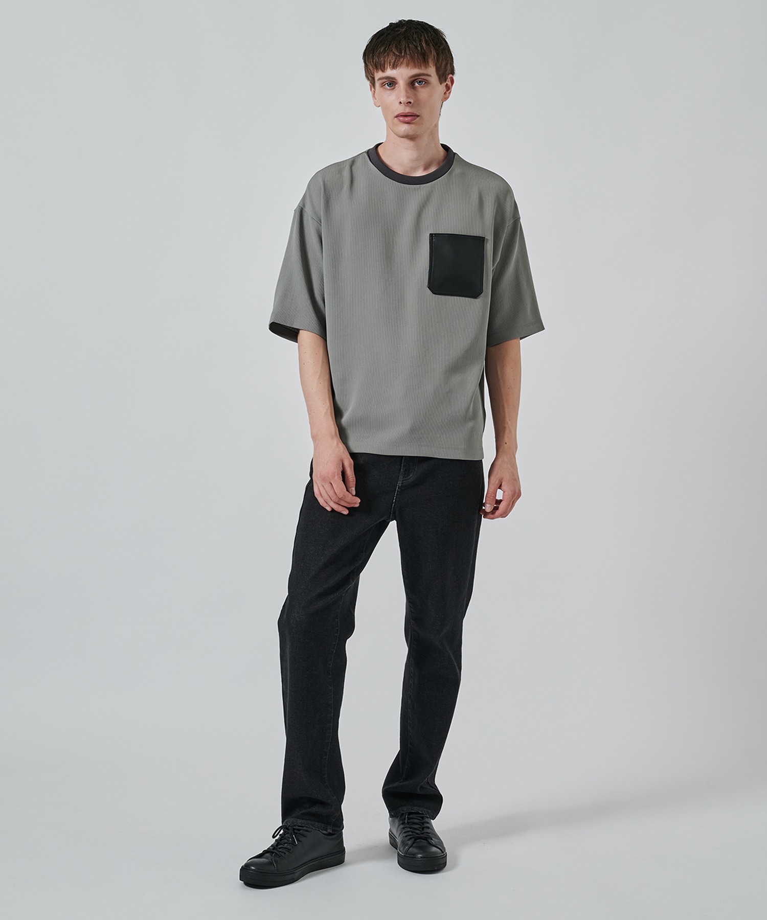 DRY DOBBY LEATHER POCKET TEE STUDIOUS