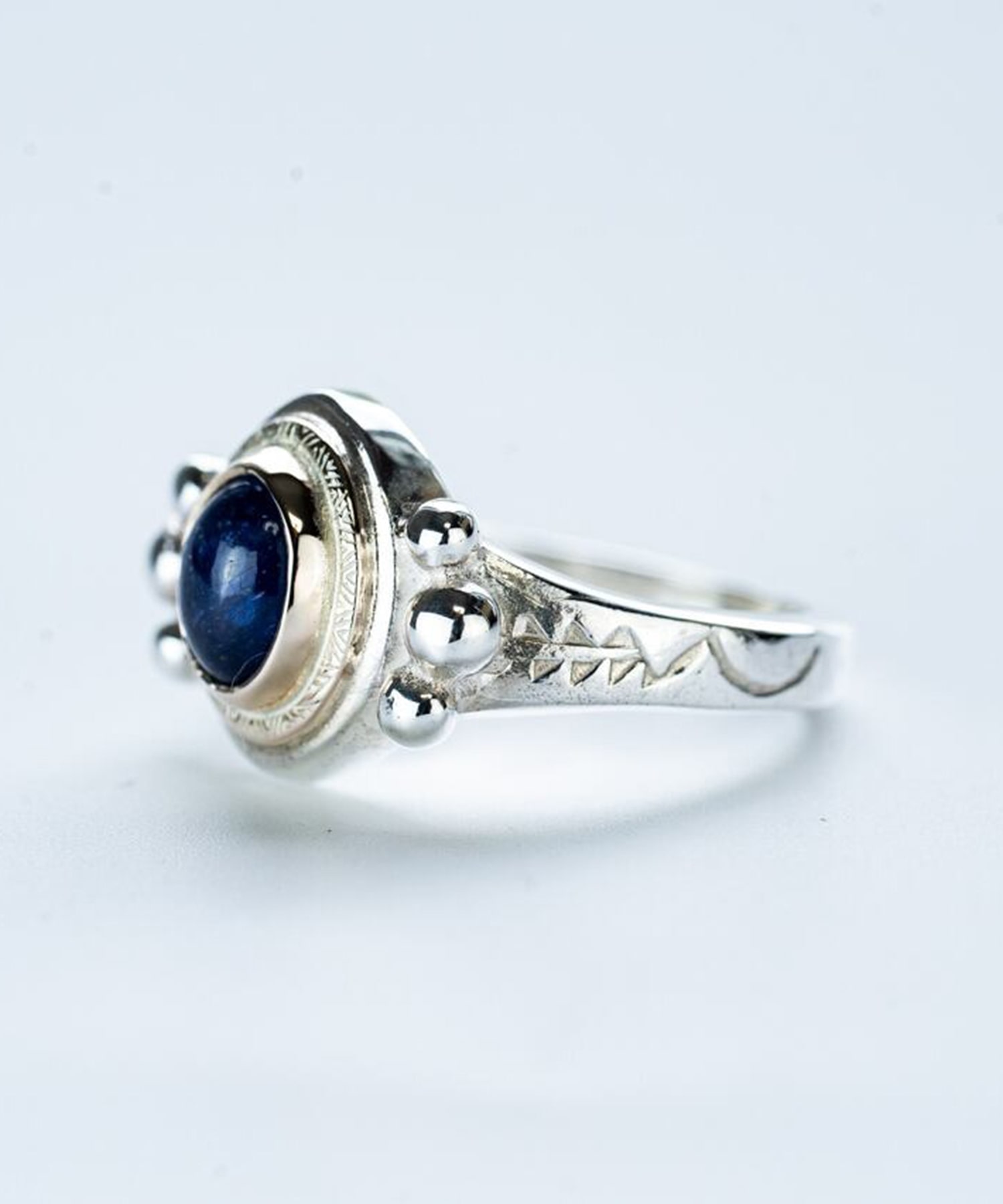 R-096 K10 Circle Native Oval Signet Ring (Sapphire) WAKAN SILVER SMITH