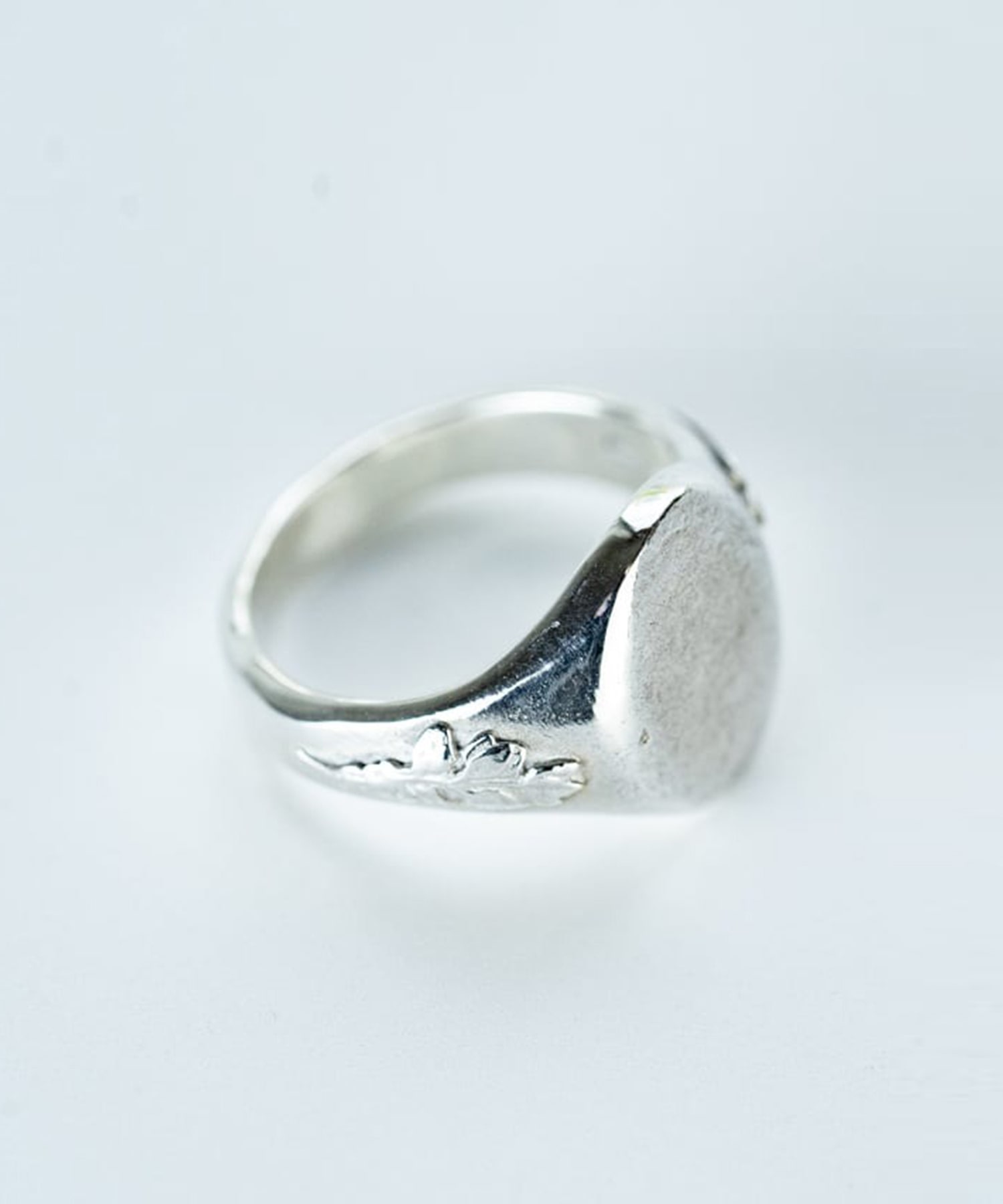 R-087 Oval signet ring olive WAKAN SILVER SMITH