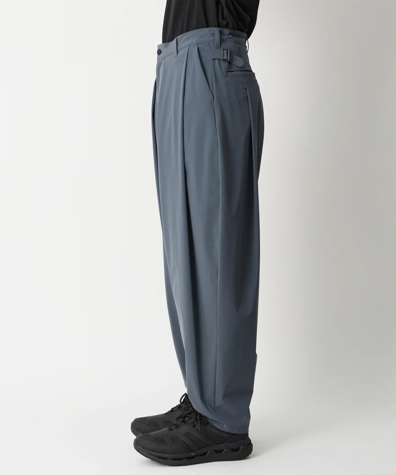 8 TUCK WIDE TAPERED PANTS White Mountaineering