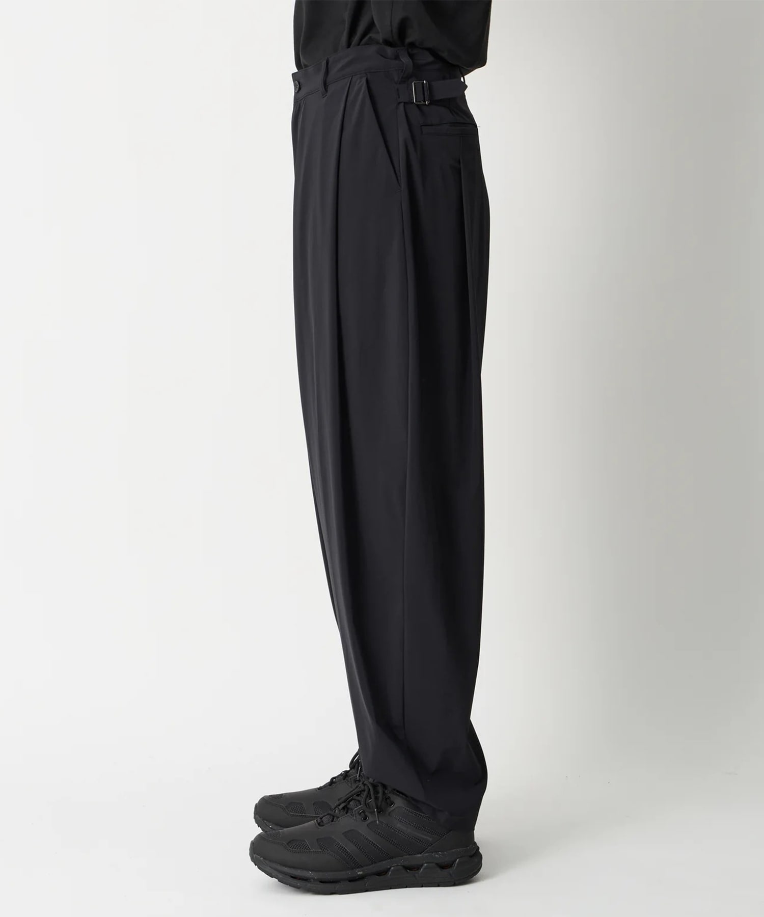 8 TUCK WIDE TAPERED PANTS White Mountaineering