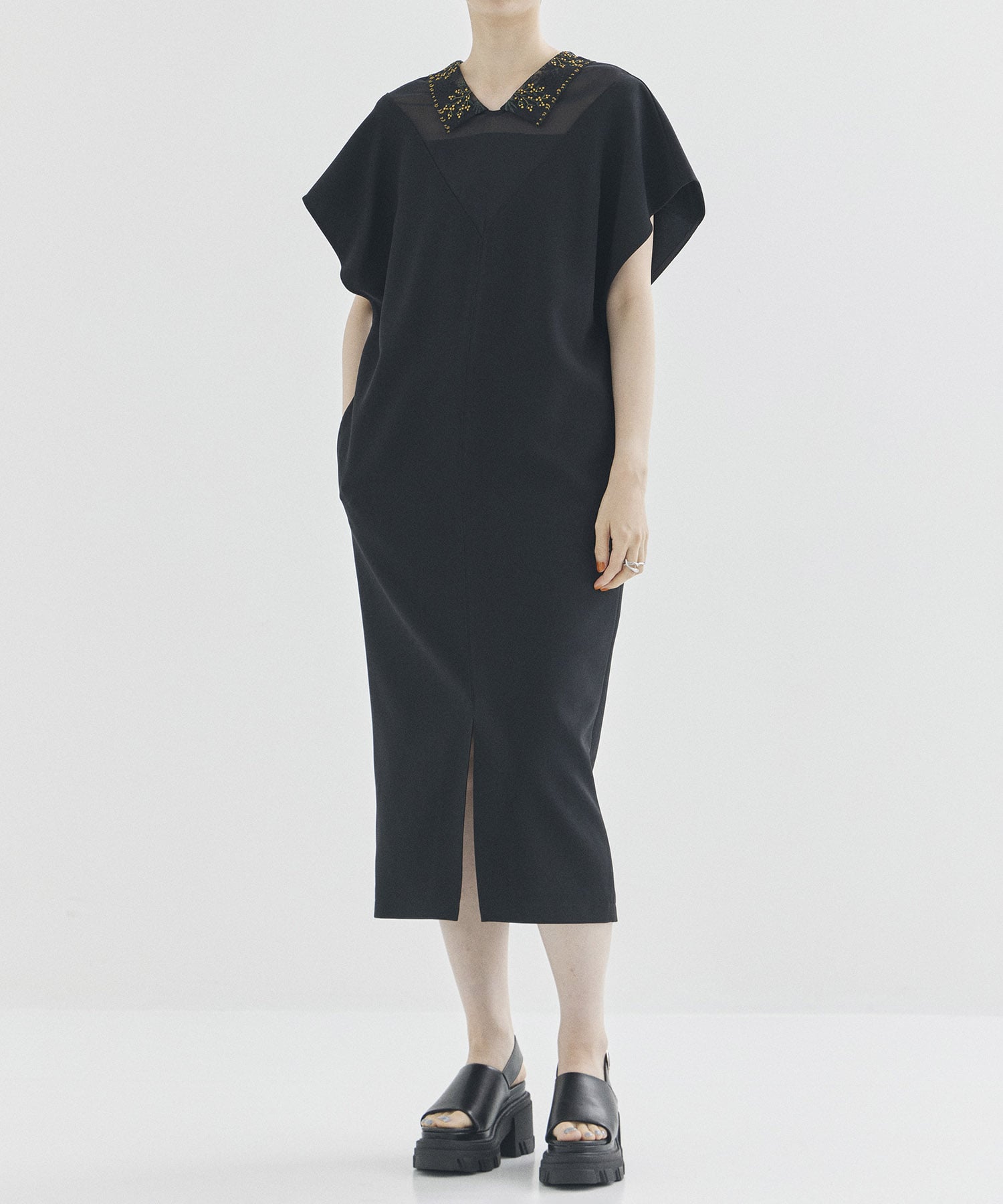 narrow emb.collar dress LOKITHO