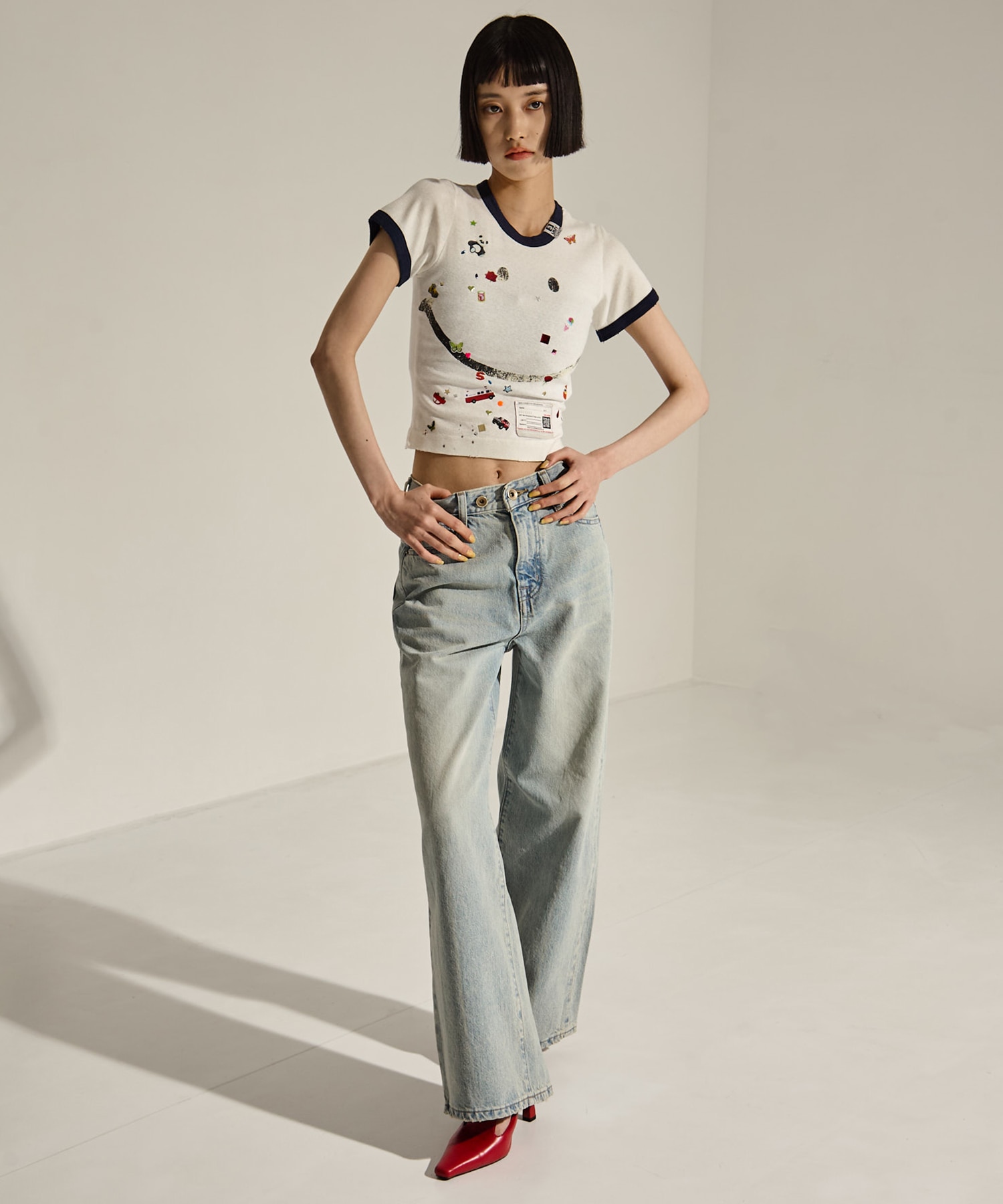 SMILY FACE PRINTED STICKER MINI TEE Maison MIHARA YASUHIRO