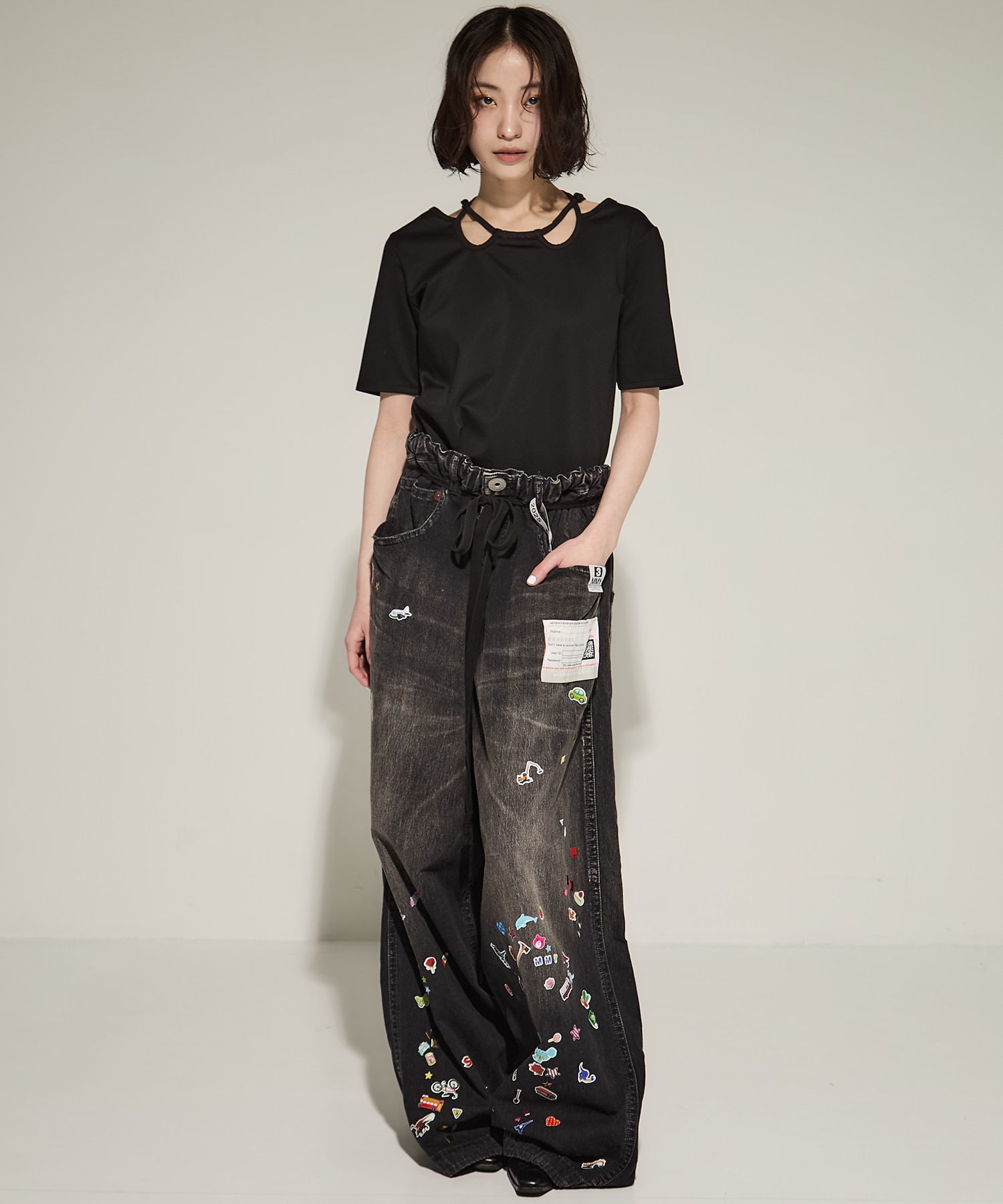 【国内買付】MIHARAYASUHIRO Sticker Printed Huge デニムパンツ HUGE DETAIL STICKER JEANS(38 BLACK): Maison MIHARA YASUHIRO