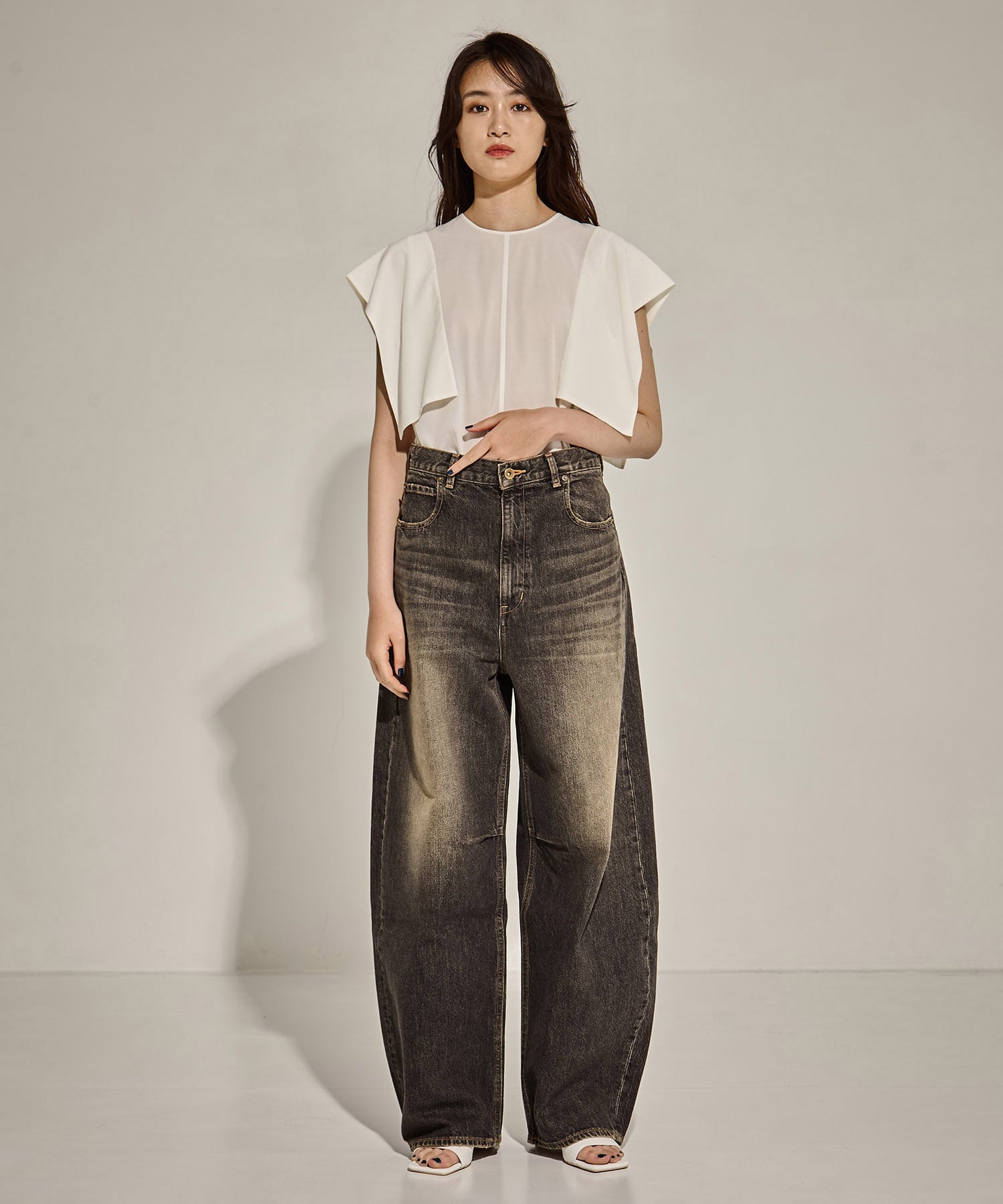 Damaged Barrel Leg Jeans STUDIOUS