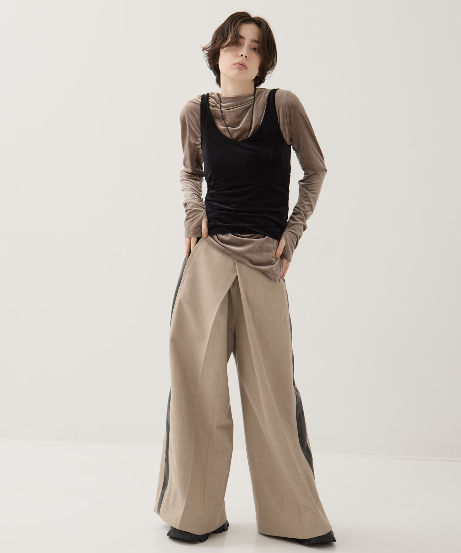 VELOUR CUPIN HALTER　NECK CAMISOLE STUDIOUS