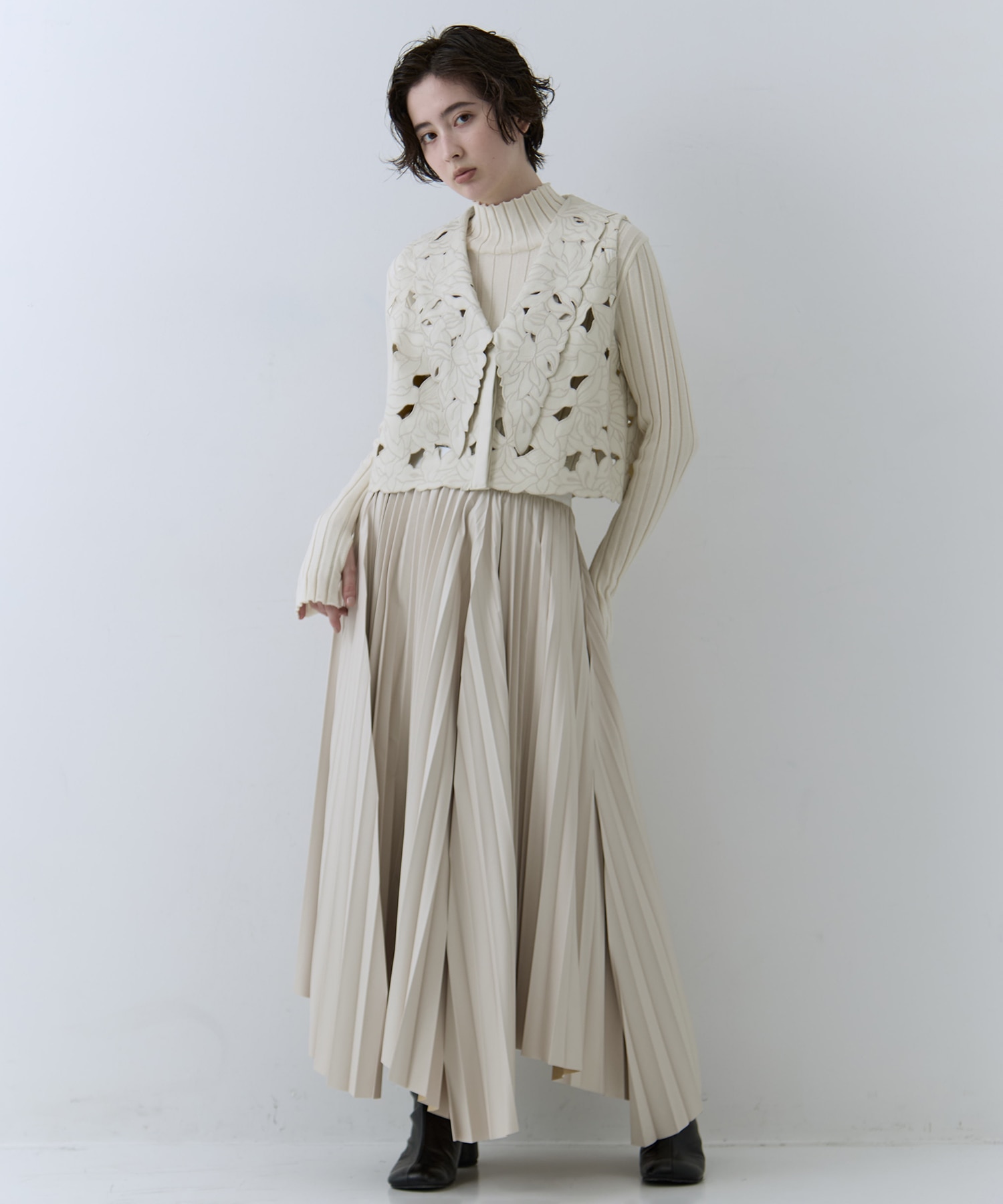 UND LACE CUTWORK VEST　TOP AMERI