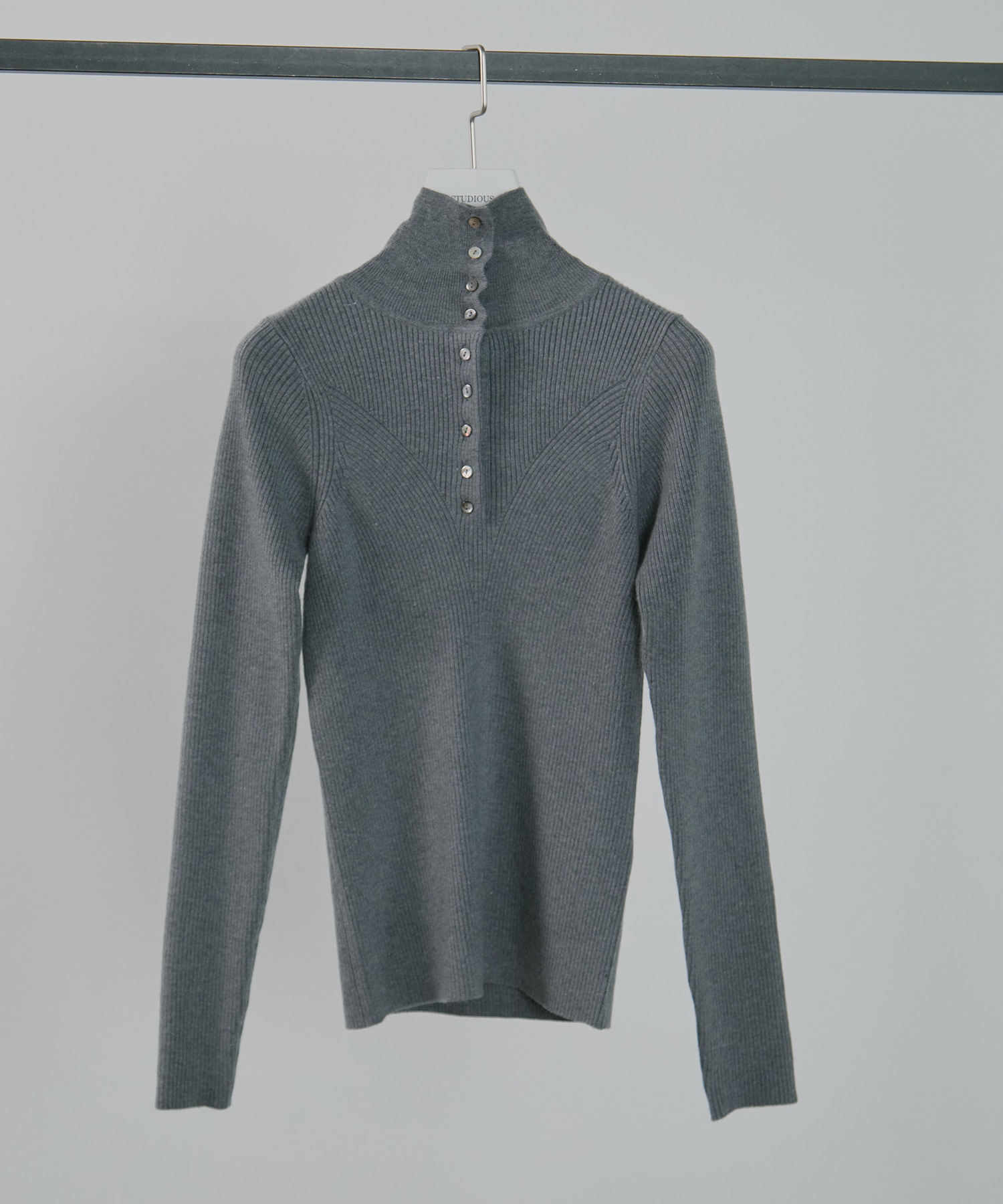 UND HIGH NECK BUTTON KNIT TOP AMERI