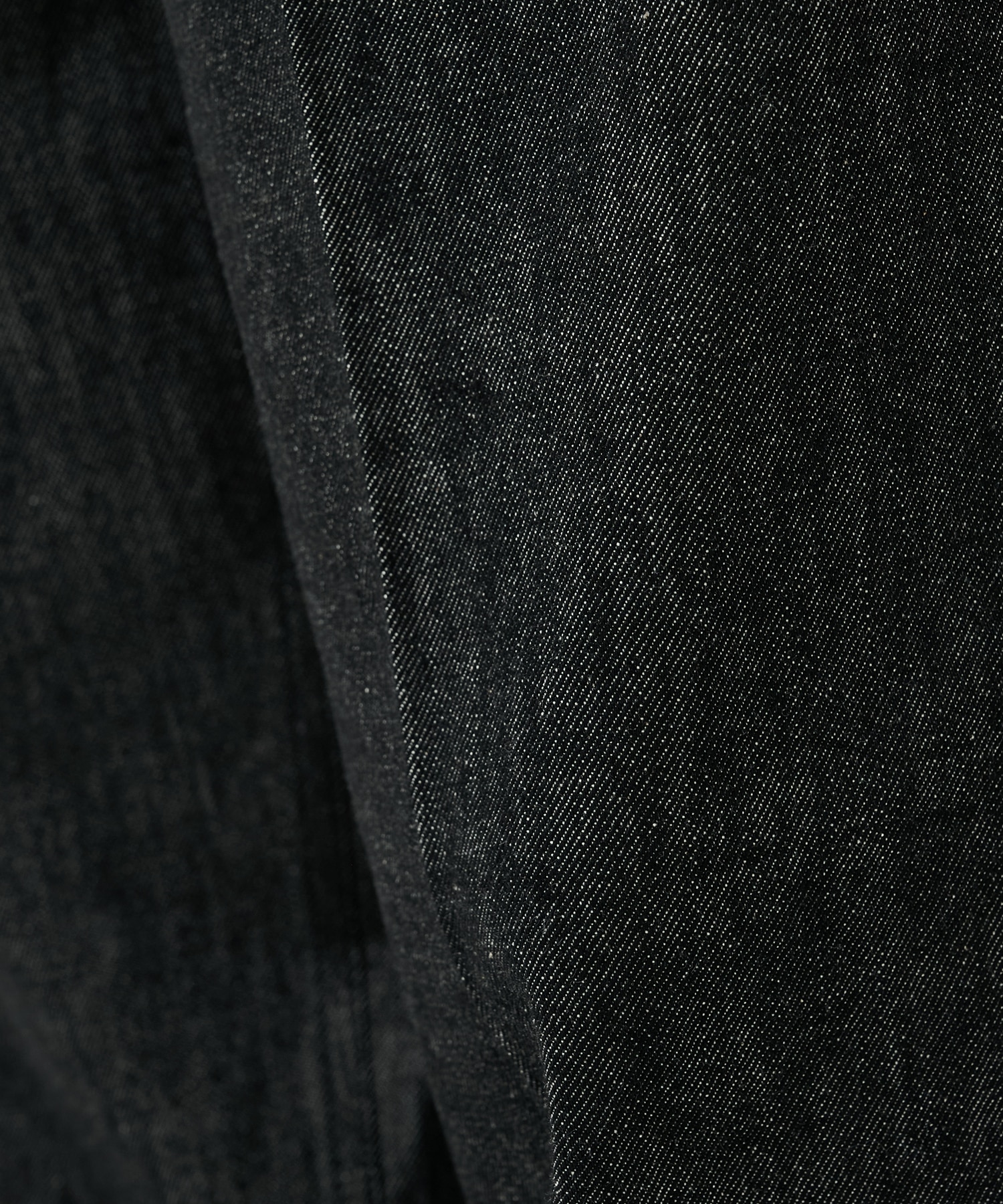 センタープレスが"消えない"デニム STUDIOUS