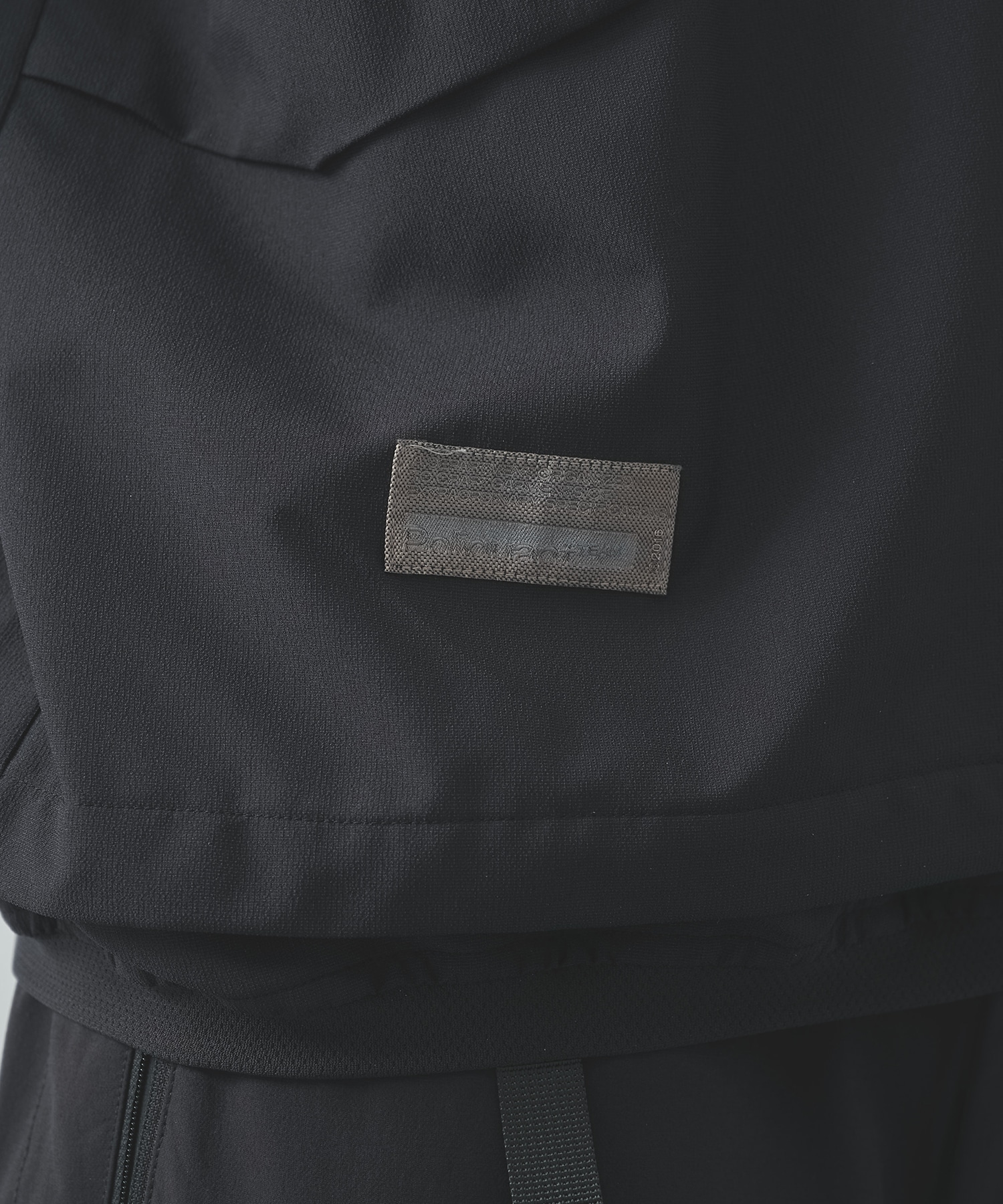 THE DEFORMED L/S PULLOVER WITH UTILITY POCKETS POLIQUANT