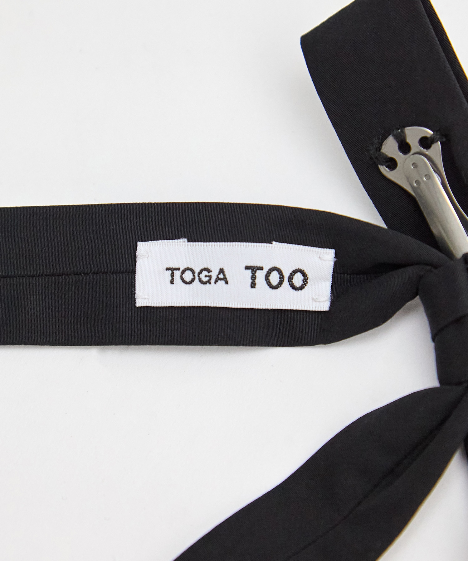 Metal ribbon clip tie TOGA