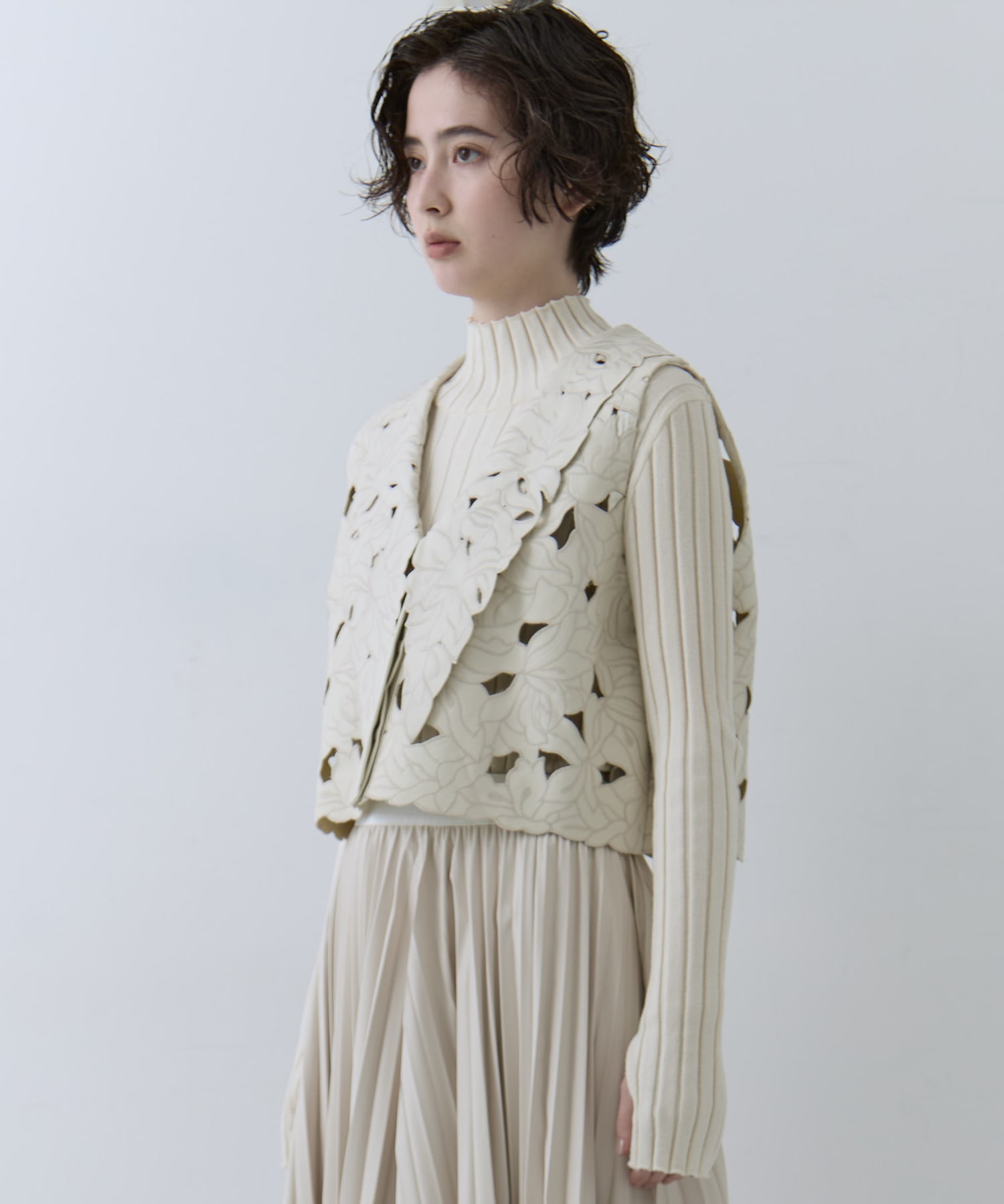 UND LACE CUTWORK VEST　TOP AMERI