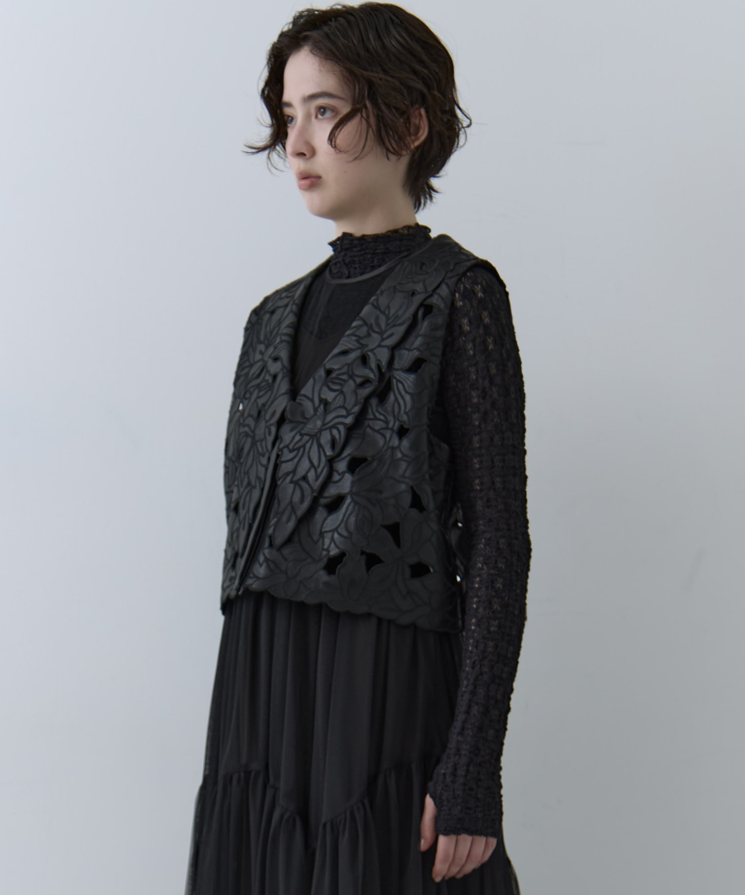 UND LACE CUTWORK VEST　TOP AMERI