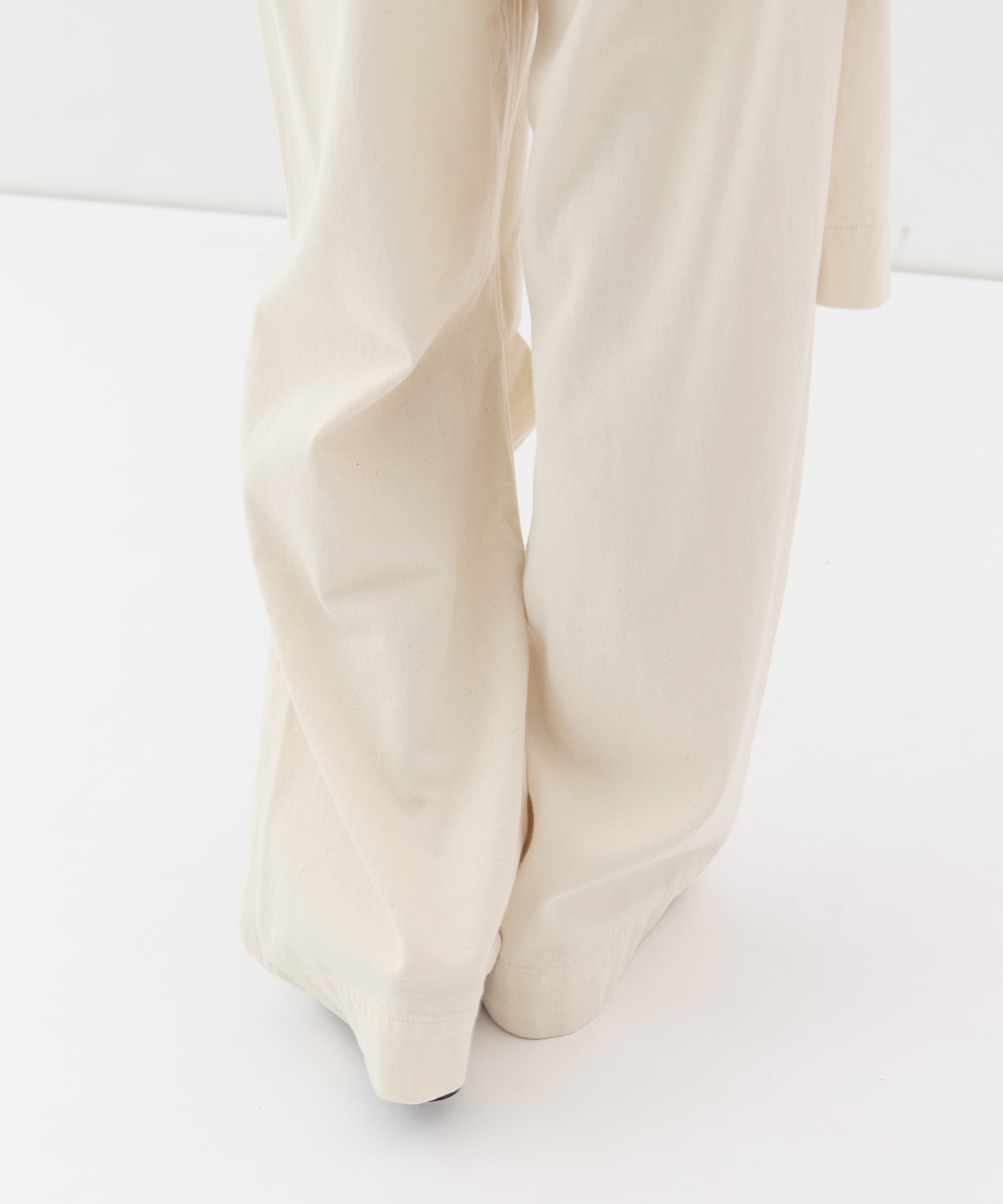 Relaxed open knee LIVINGTONE