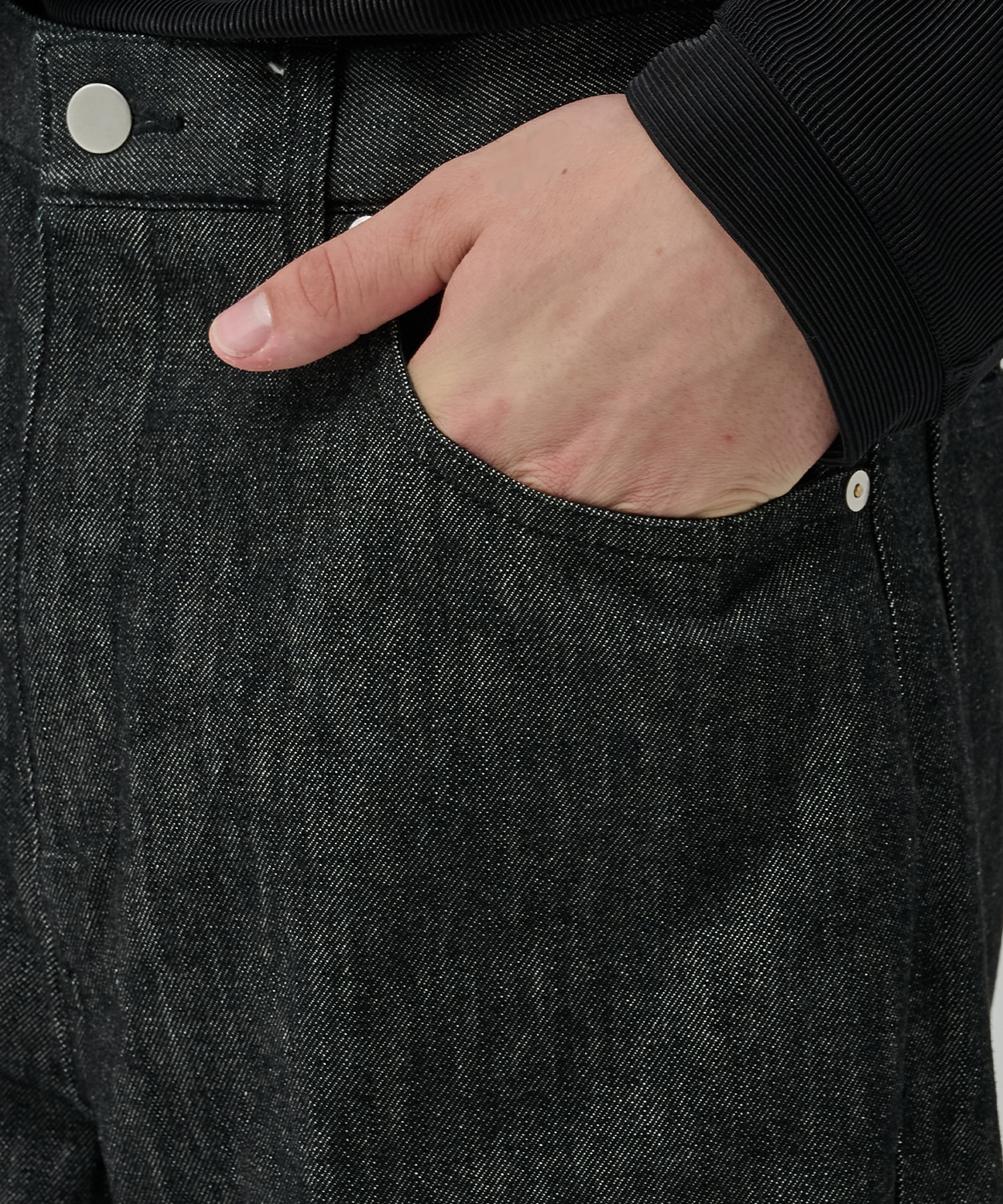 センタープレスが"消えない"デニム STUDIOUS