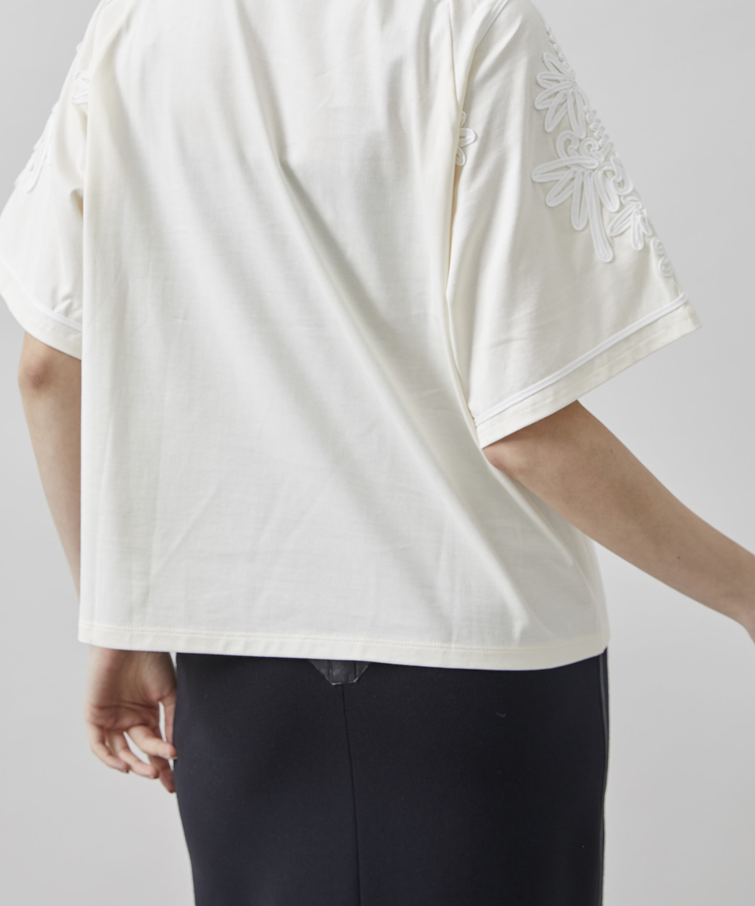 別注〉コードエンブロイダリーTEE(2 IVORY): LOKITHO: WOMENS