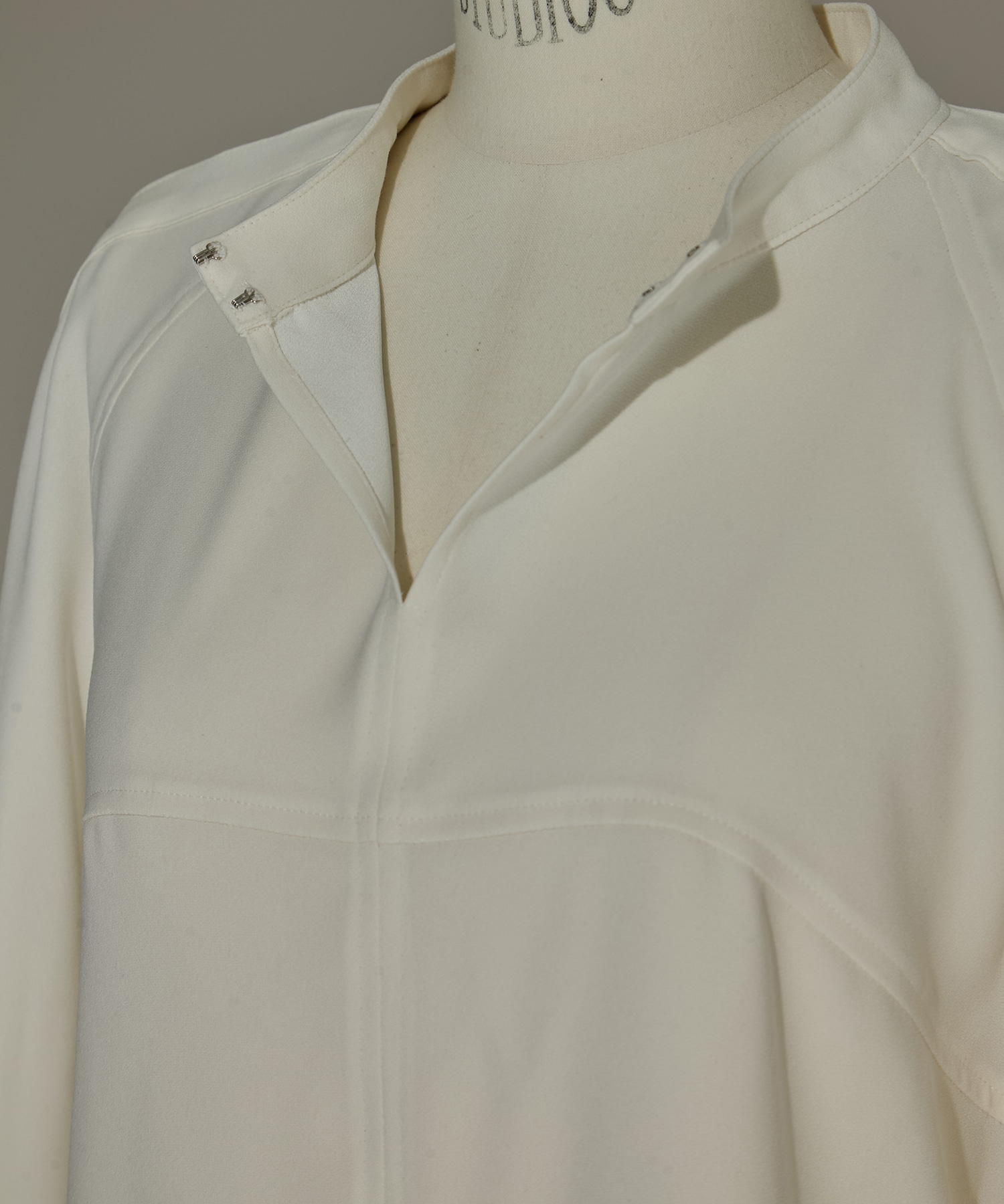 BACK SATIN DRAPE BLOUSE STUDIOUS