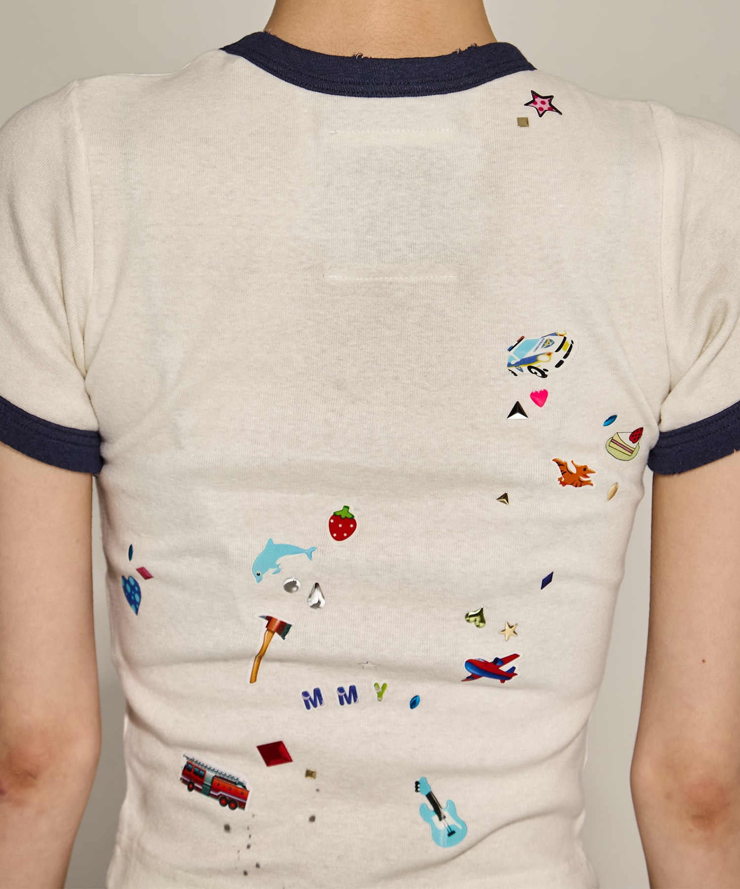 SMILY FACE PRINTED STICKER MINI TEE Maison MIHARA YASUHIRO