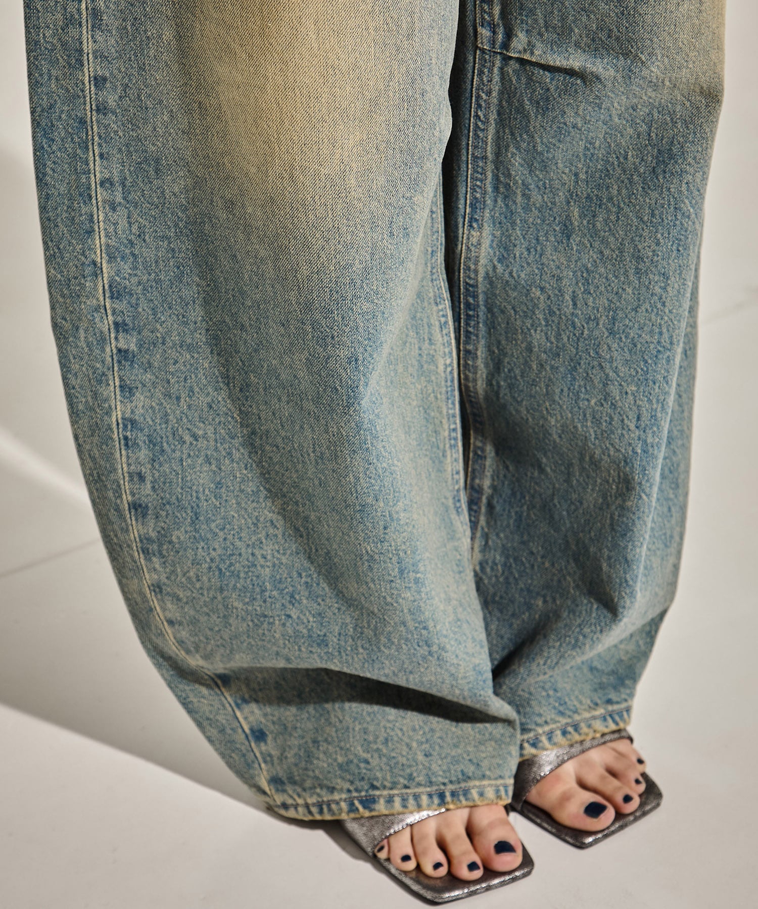 Damaged Barrel Leg Jeans STUDIOUS