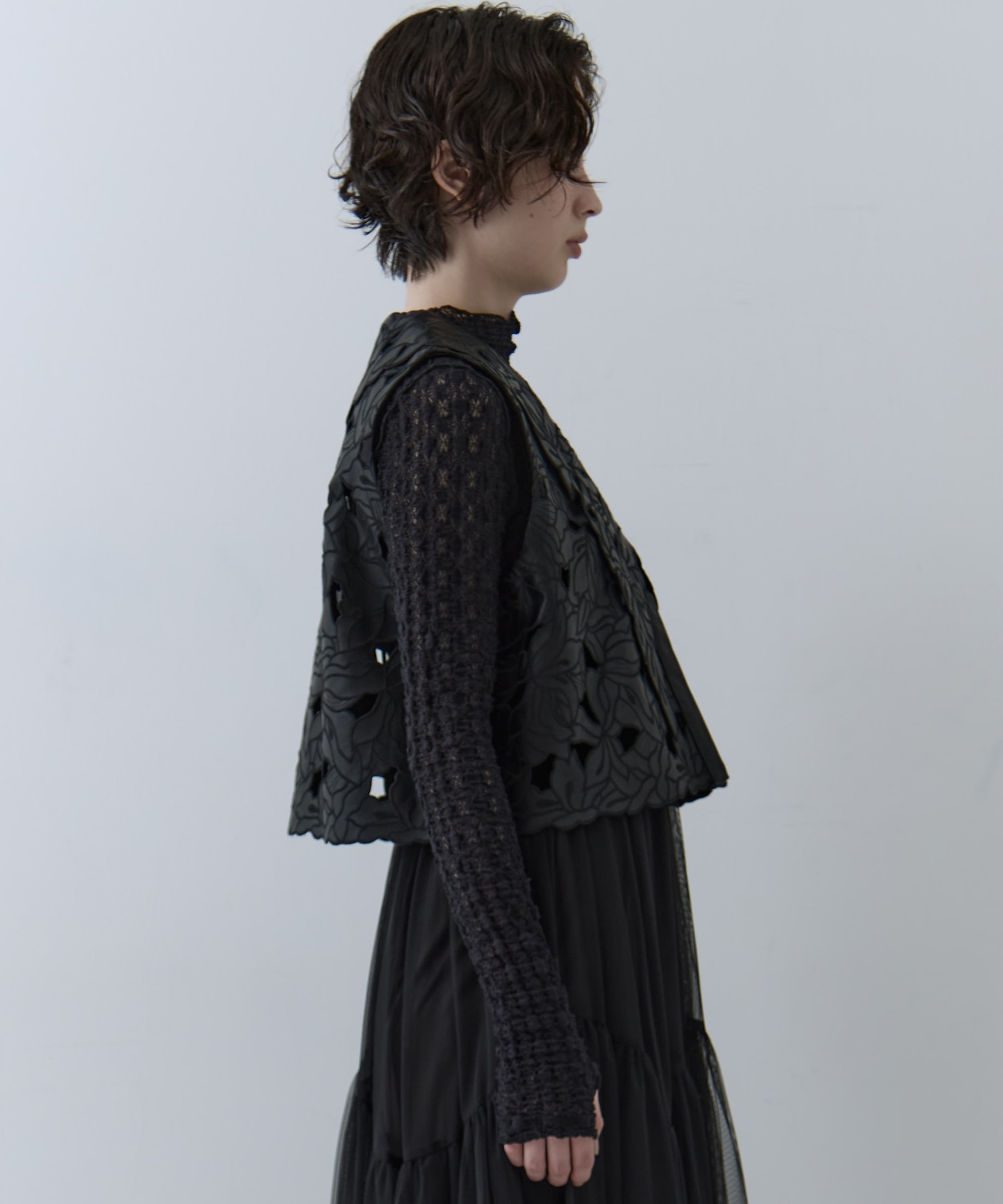 UND LACE CUTWORK VEST　TOP AMERI