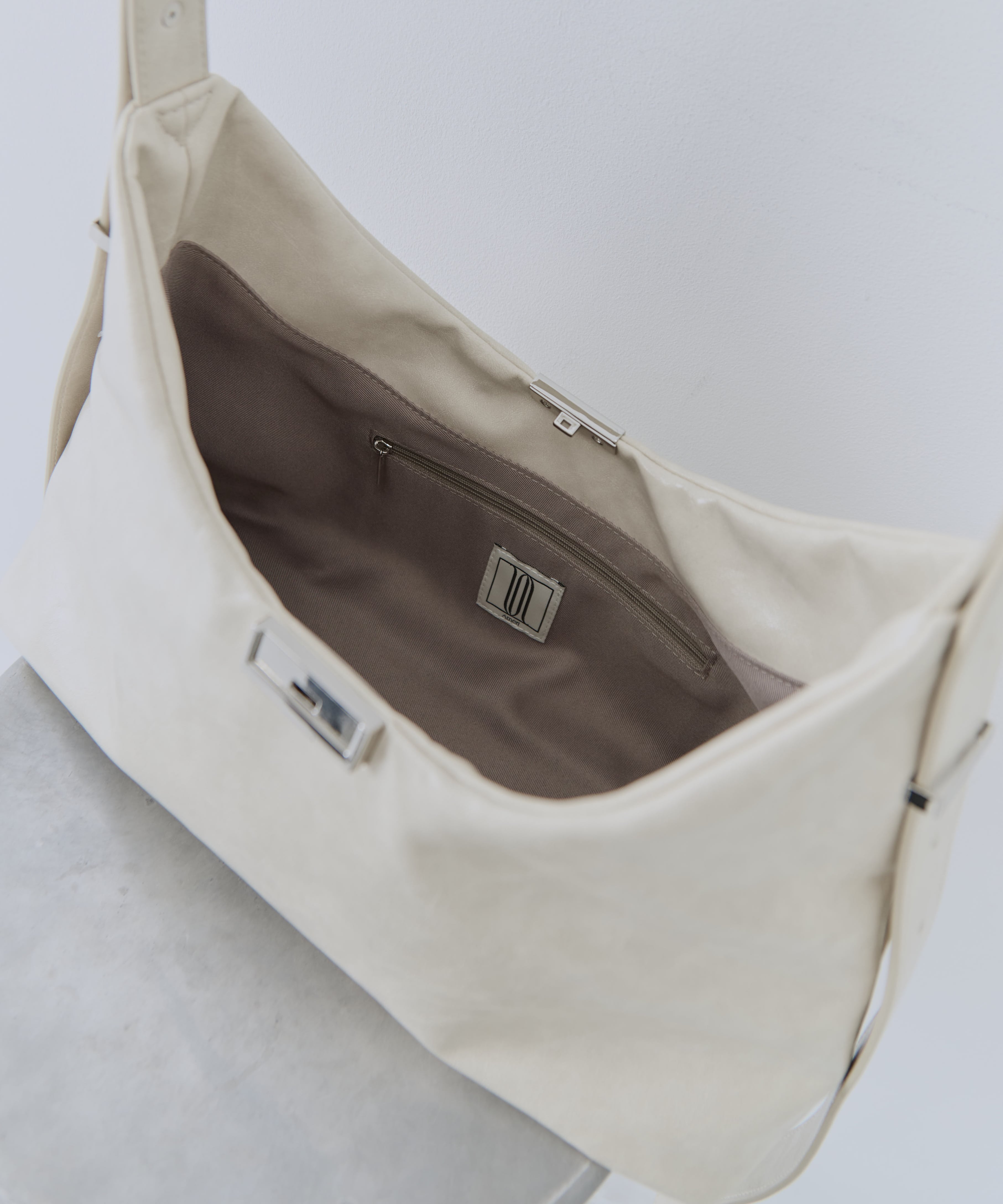 UND PARTS ACCENT ONE HANDLE BAG AMERI