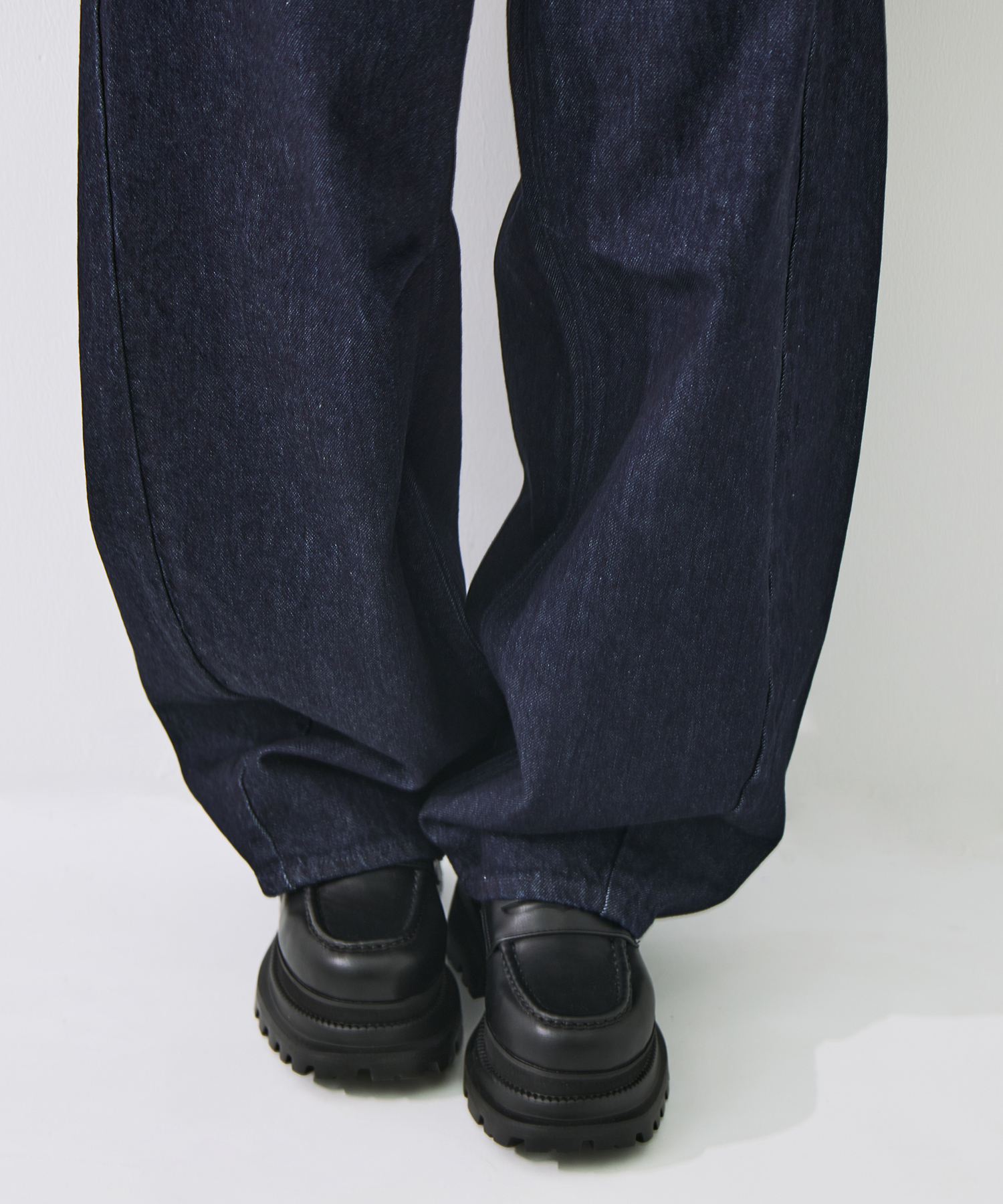 Damaged Barrel Leg Jeans STUDIOUS