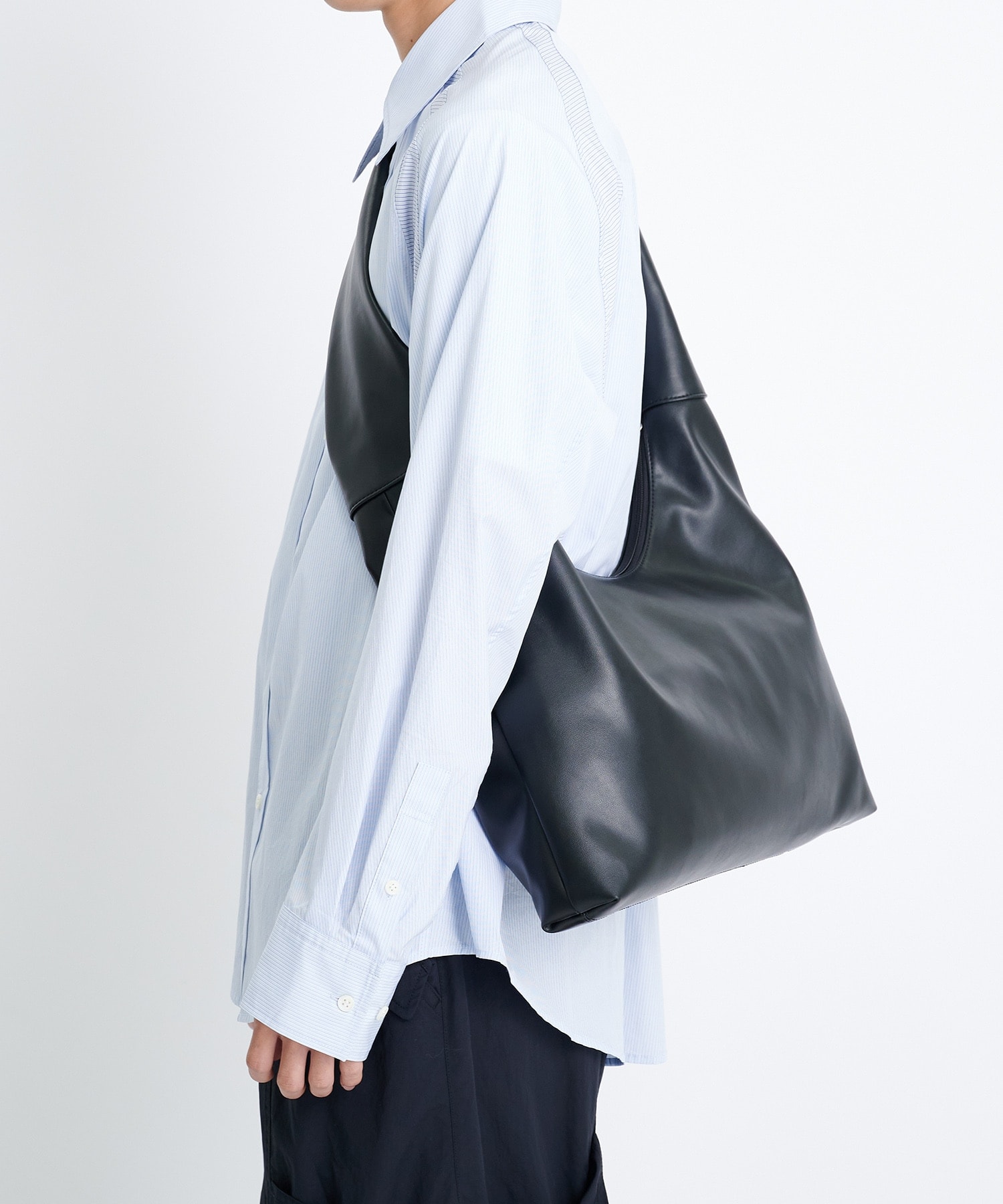 Oversize leather shoulder bag｜STUDIOUS