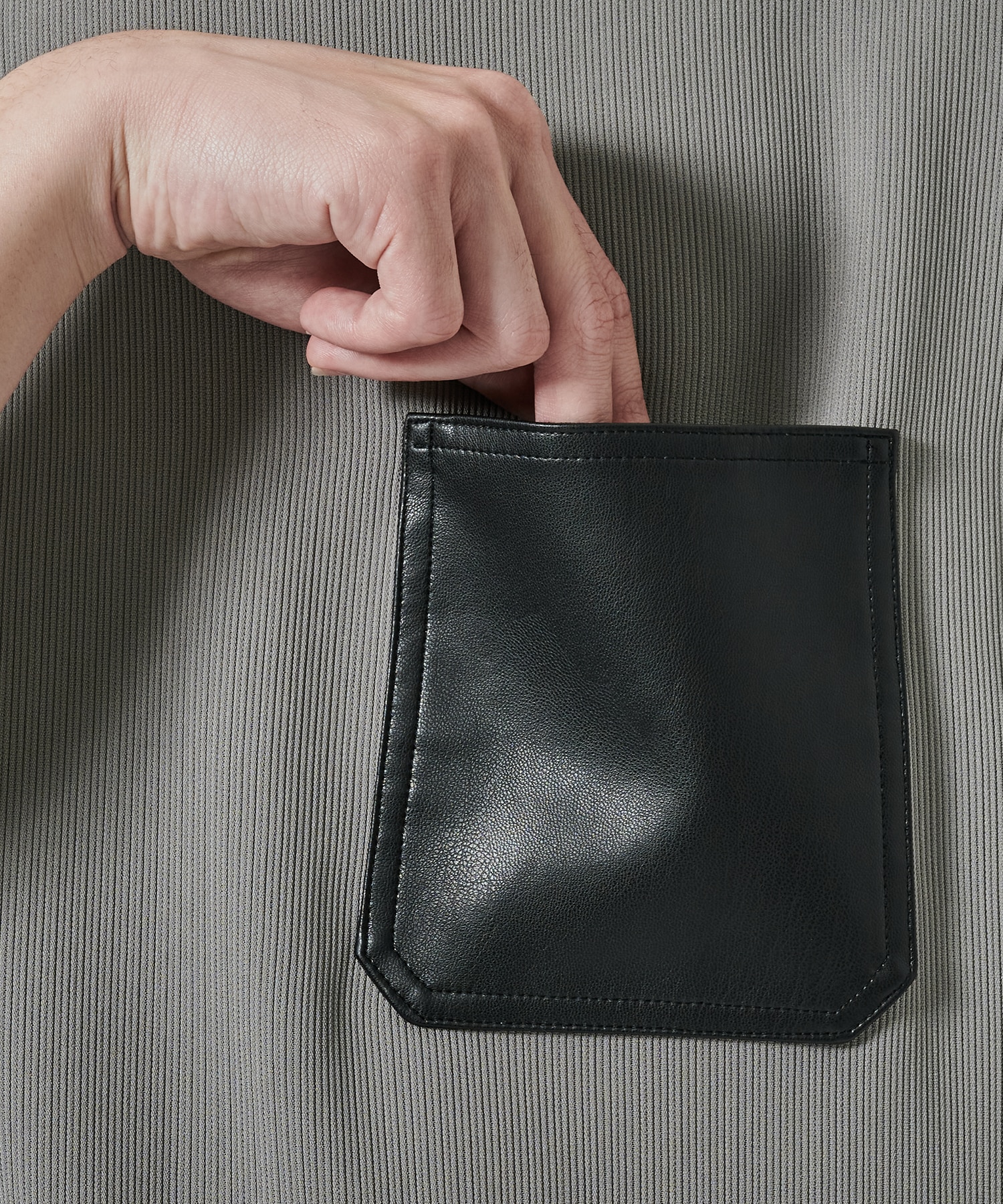 DRY DOBBY LEATHER POCKET TEE STUDIOUS