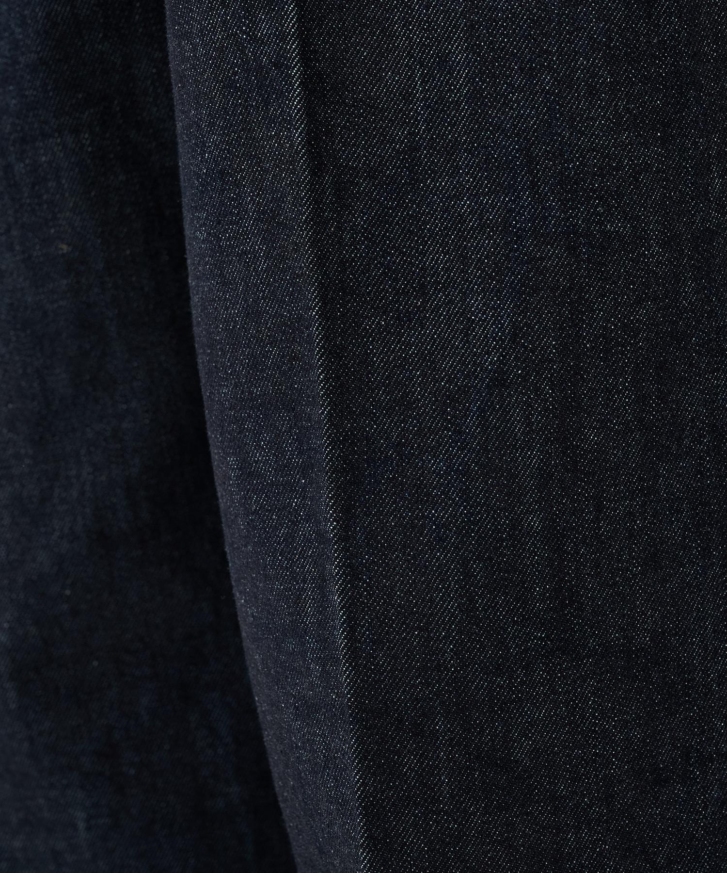 センタープレスが"消えない"デニム STUDIOUS