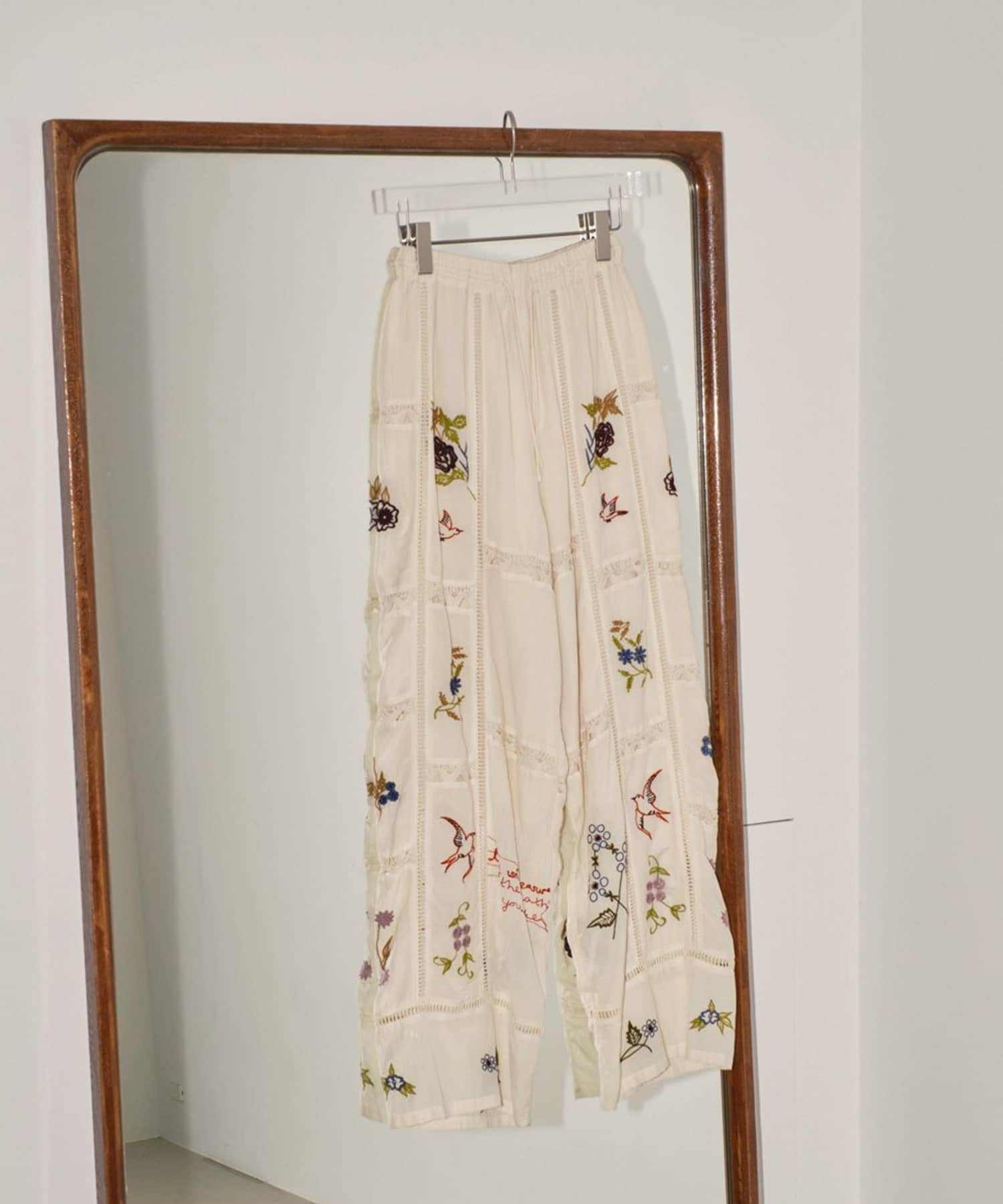 公式サイト購入した正規品ですTODAYFUL Embroidery Patchwork Trousers36