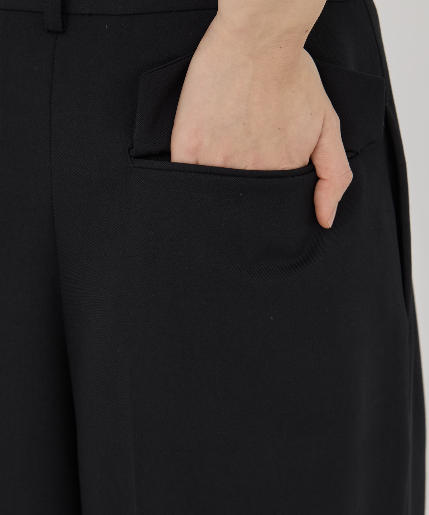 BLACK FORMAL TWO TUCK WIDE PANTS CINOH