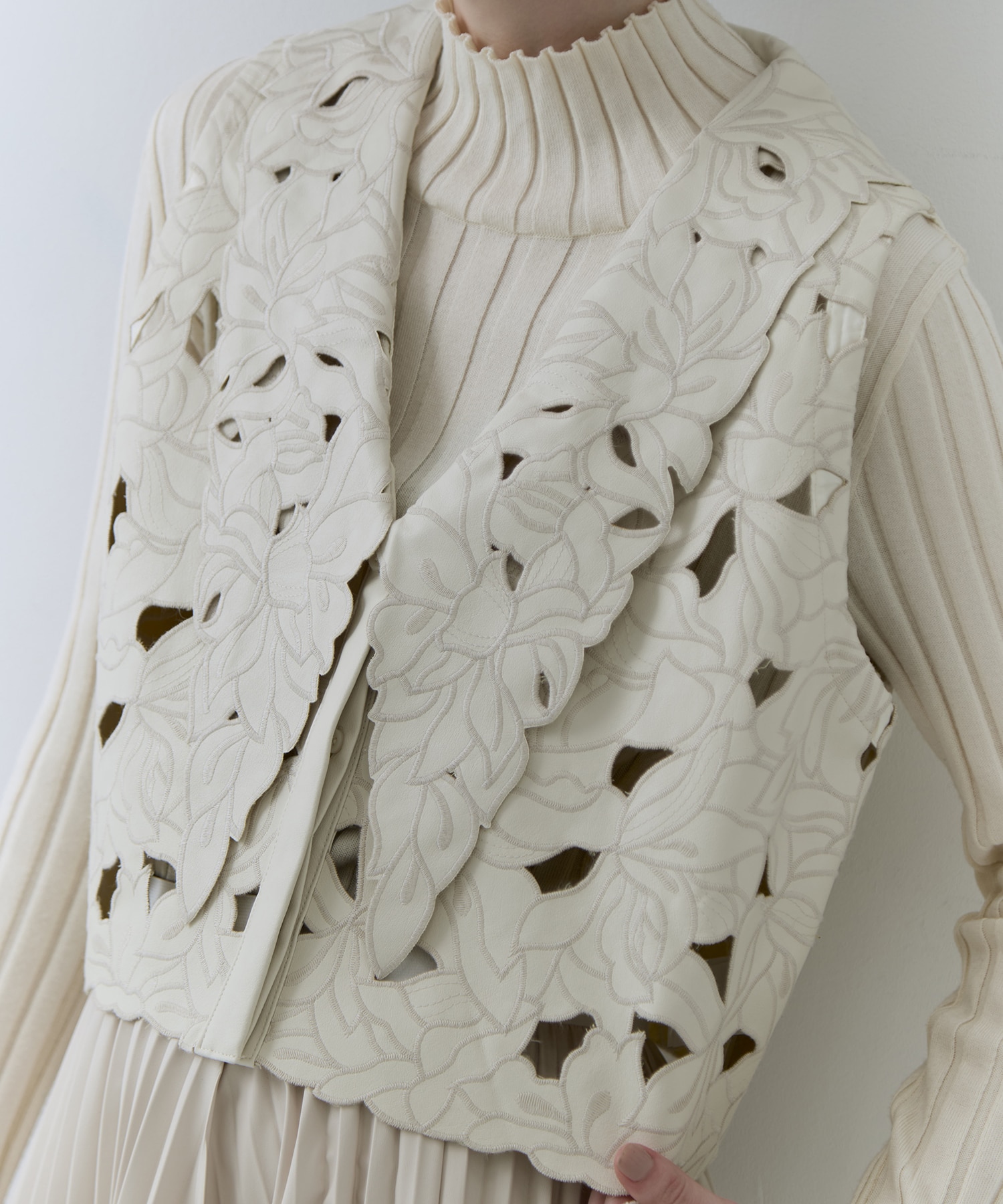 UND LACE CUTWORK VEST　TOP AMERI