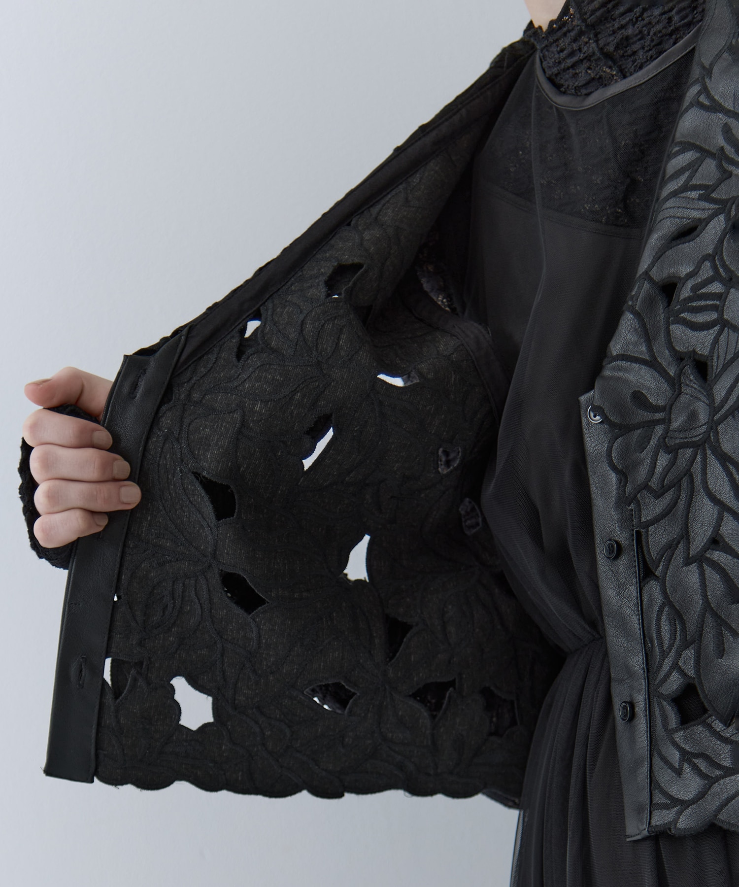 UND LACE CUTWORK VEST　TOP AMERI