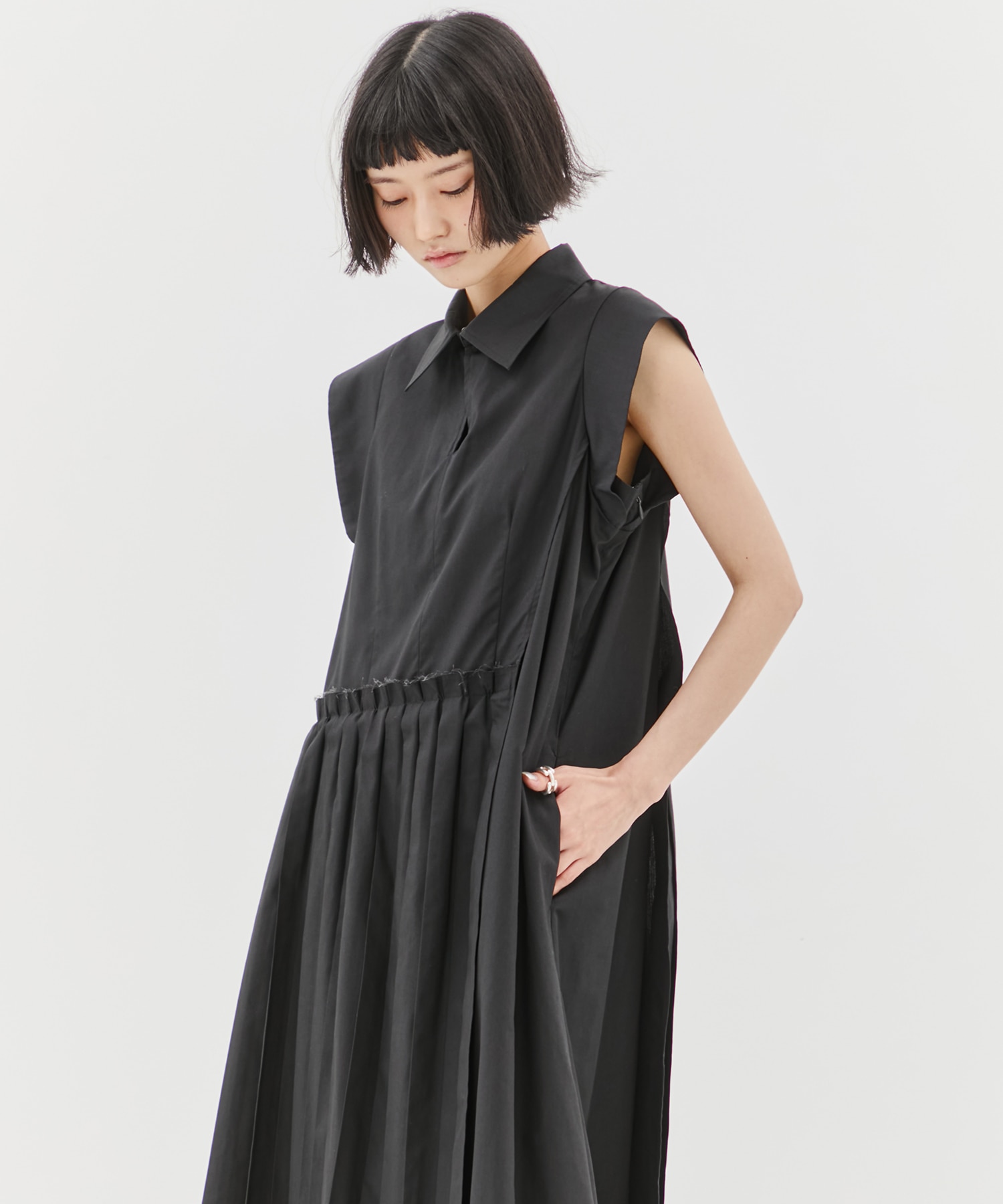Asymmetry pleats one-piece STUDIOUS
