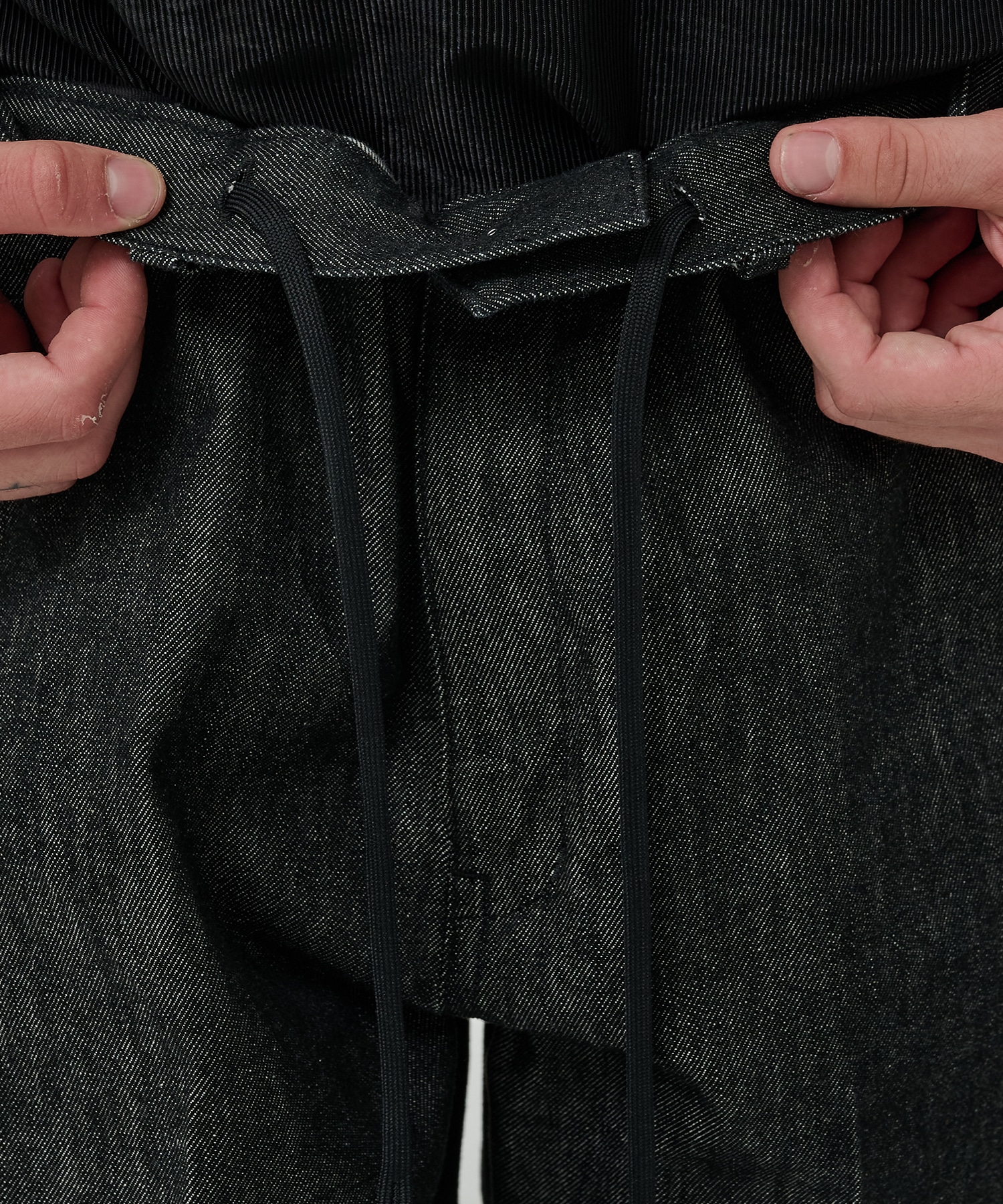 センタープレスが"消えない"デニム STUDIOUS