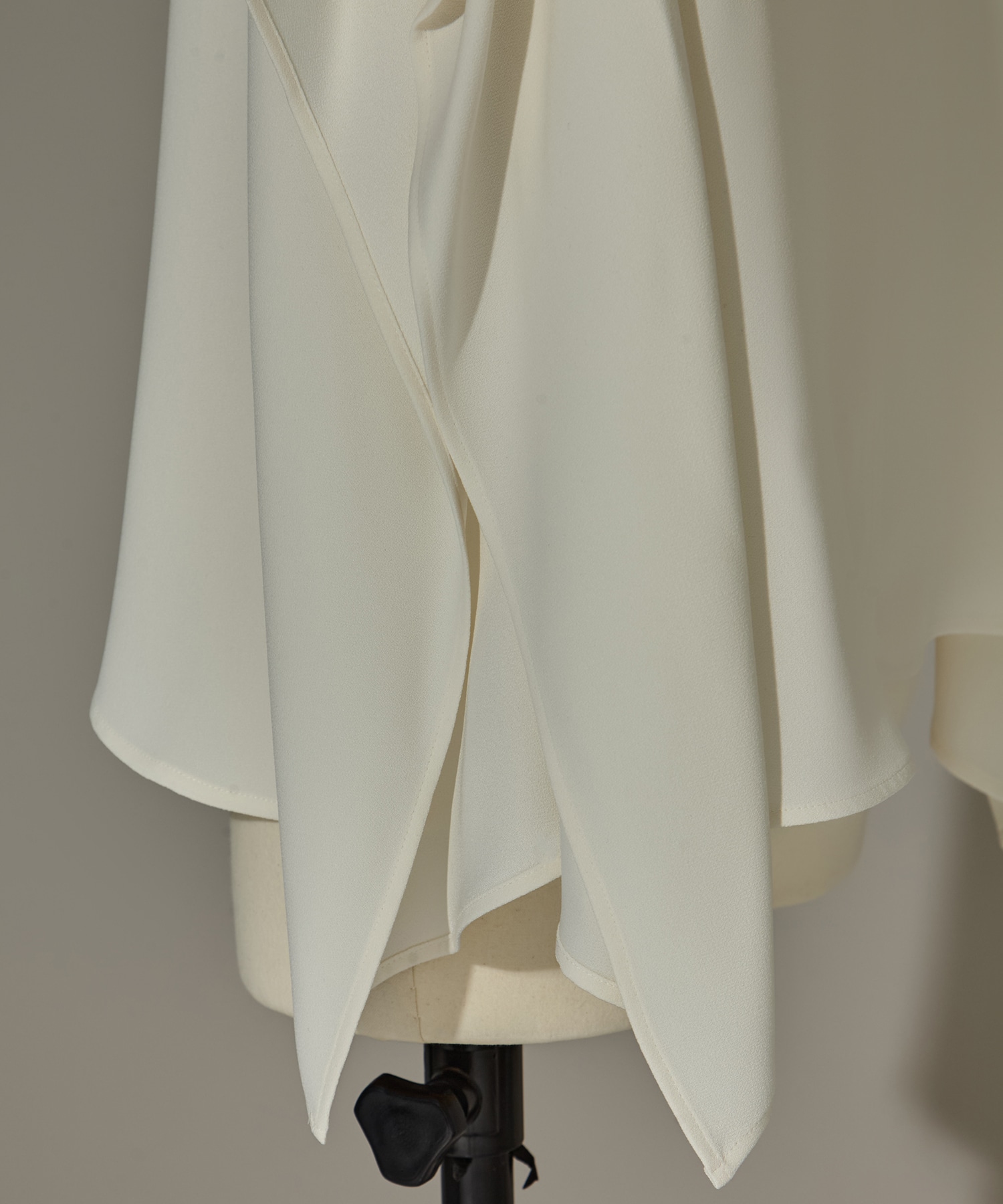 BACK SATIN DRAPE BLOUSE STUDIOUS