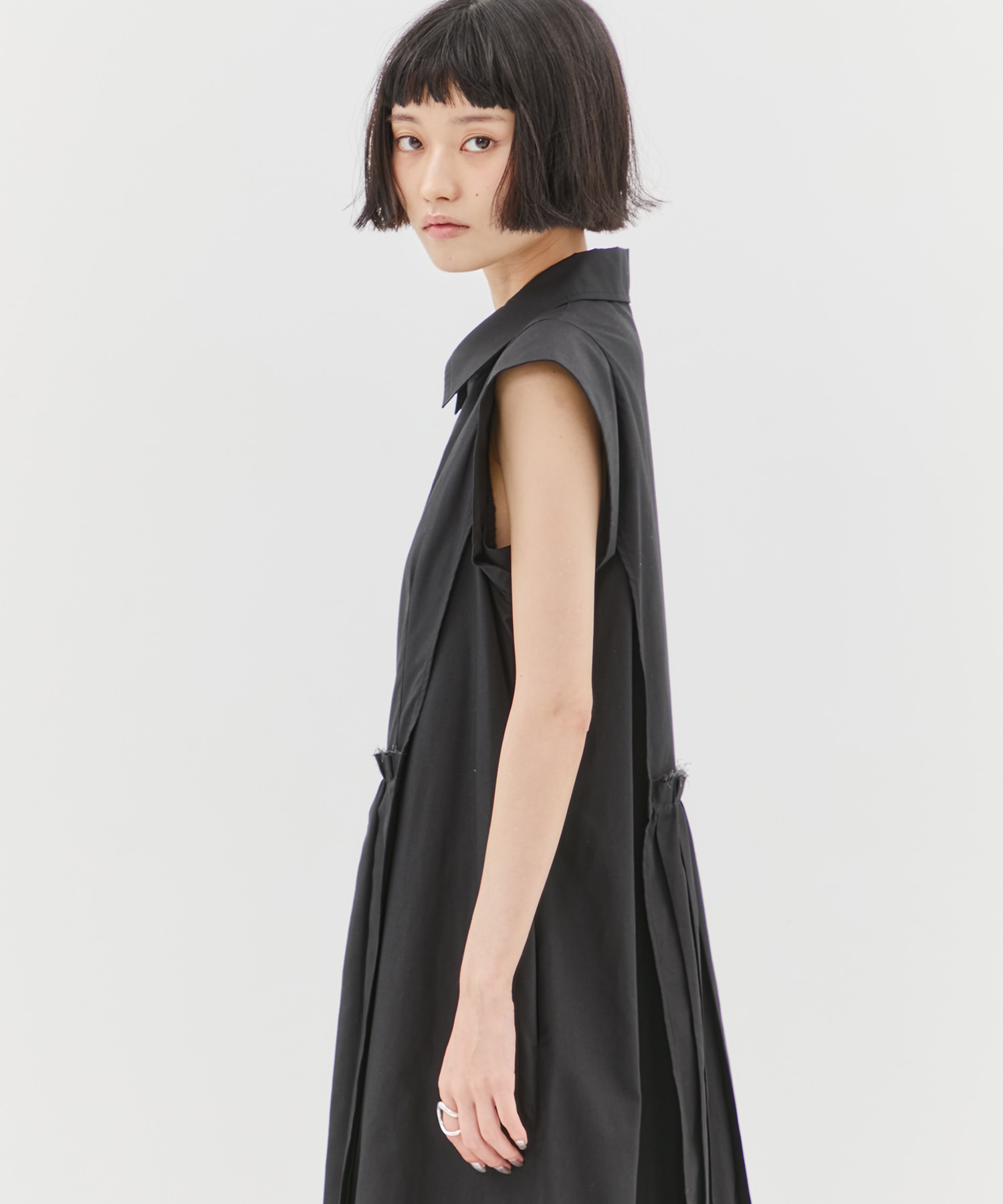 Asymmetry pleats one-piece STUDIOUS