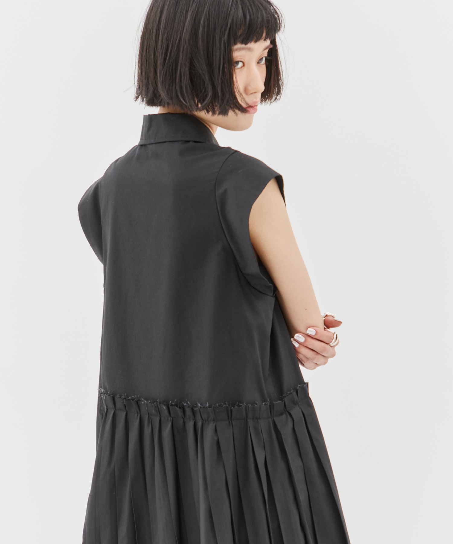 Asymmetry pleats one-piece STUDIOUS