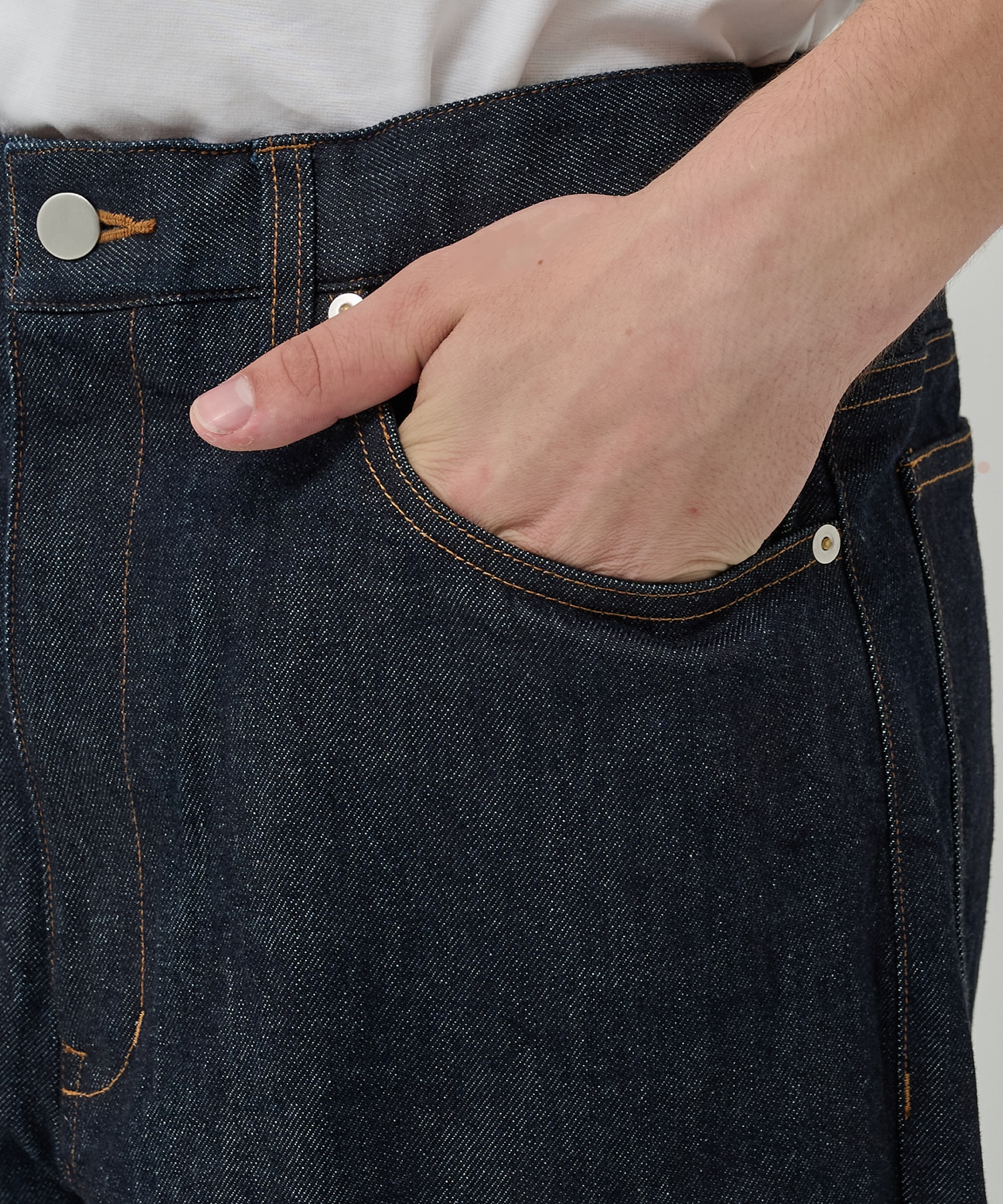 センタープレスが"消えない"デニム STUDIOUS